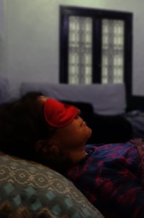 Mujer acostada en una colchoneta con antifaz