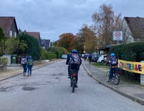 Entspannt zur Schule dank Schulstraße (hier noch während der Schulstraßen-Aktionen. Foto: NABU Preetz-Probstei).