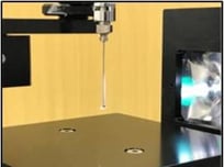 写真① 表面張力測定(ペンダントドロップ法)