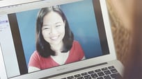 Skypeを使って、英語人材豊富なフィリピンの優秀な講師がレッスンする新しい形の英会話を提供するレアジョブ。