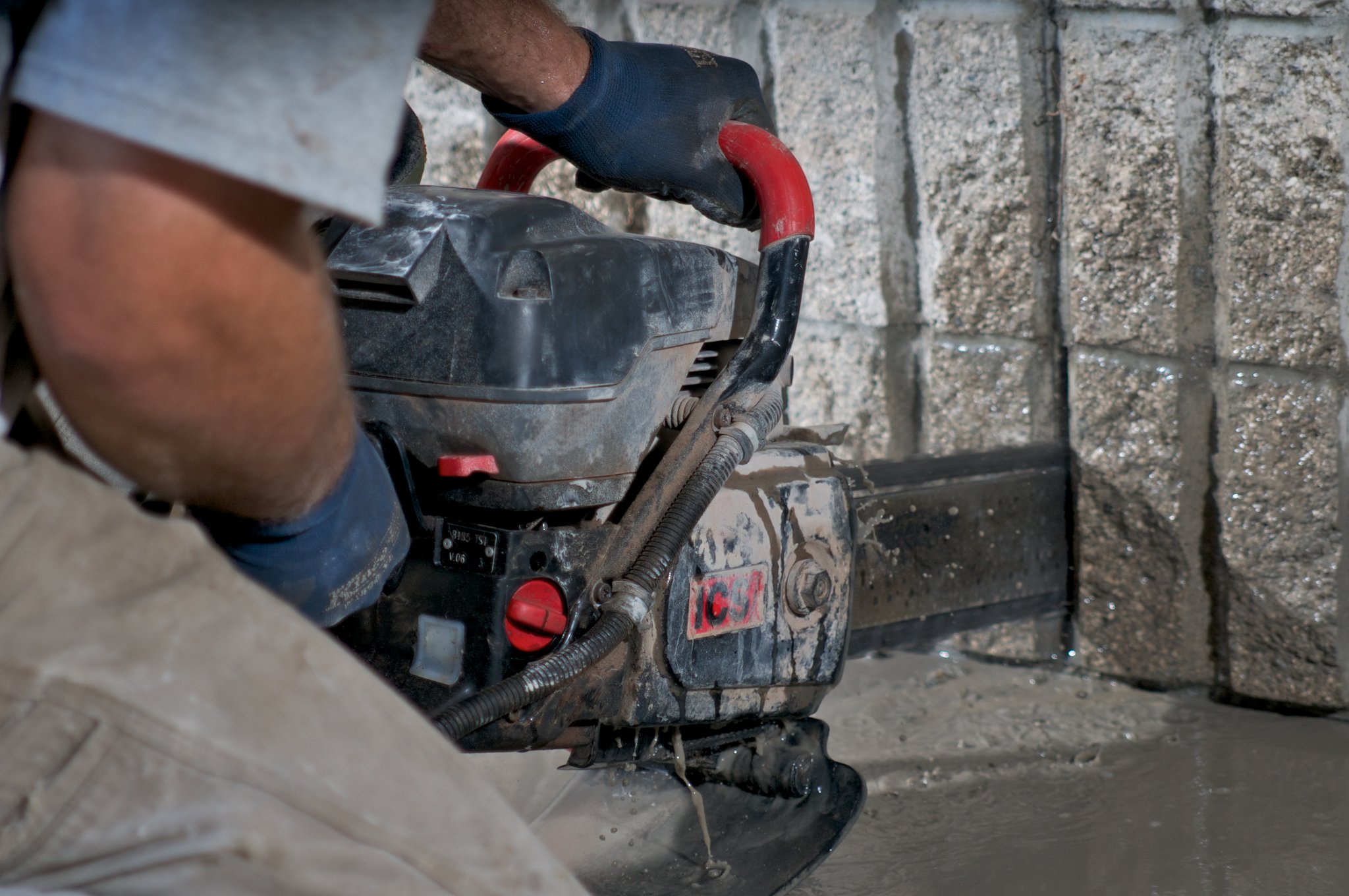 Zementblöcke schneiden