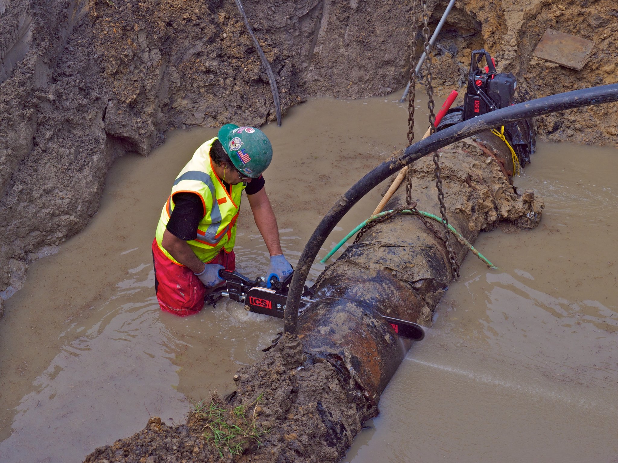 arbeiten im überschwemmten Graben mit dem hydraulischen Power Schneider