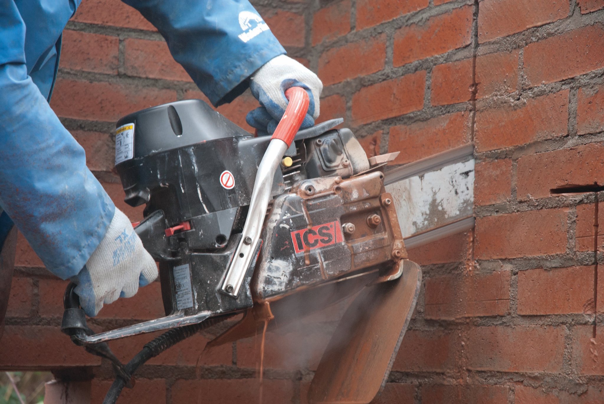 Ziegelsteine schneiden