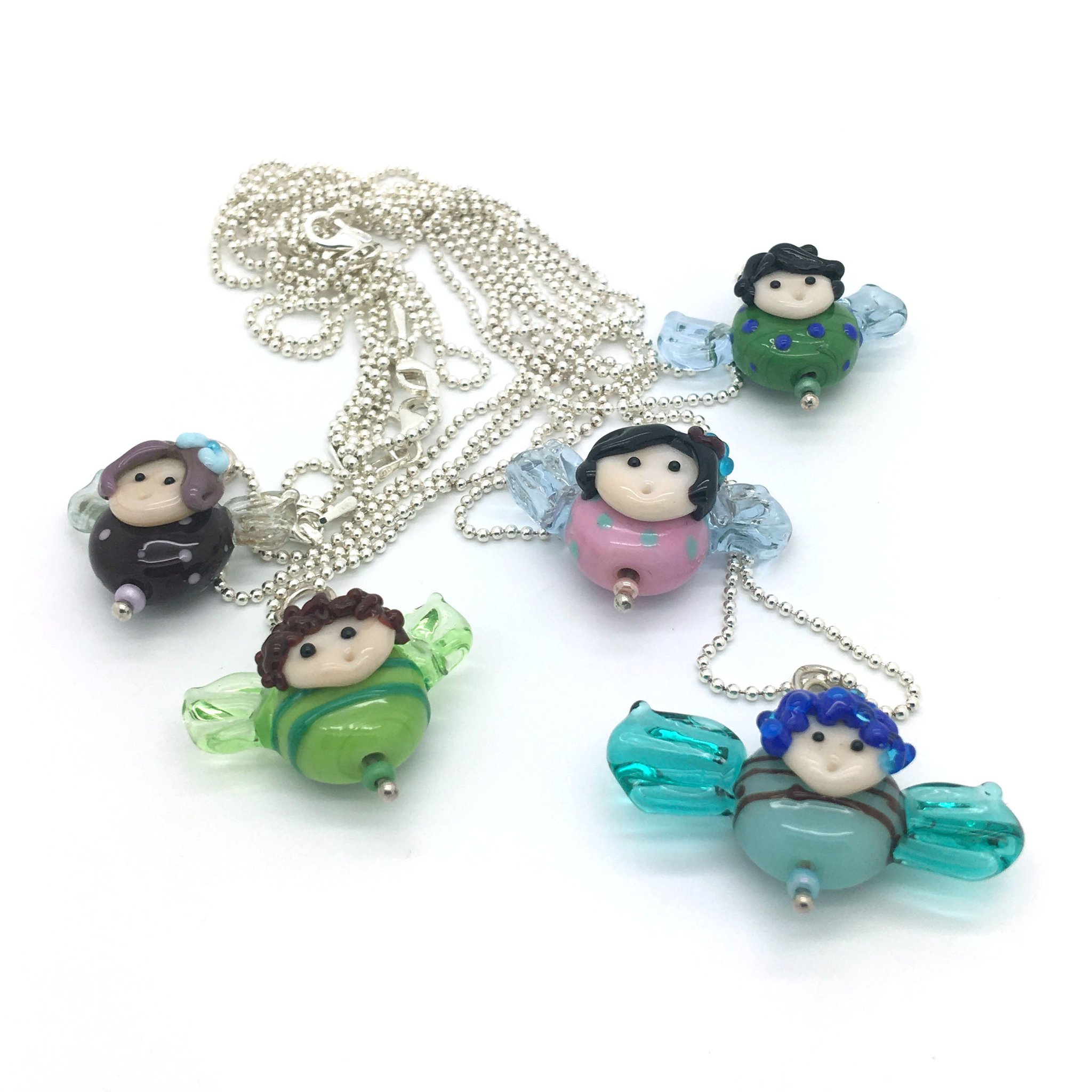 Diese kleinen Engel aus Glas bringen Glück und Schutz. Perfekt als Geschenk oder persönlicher Talisman.