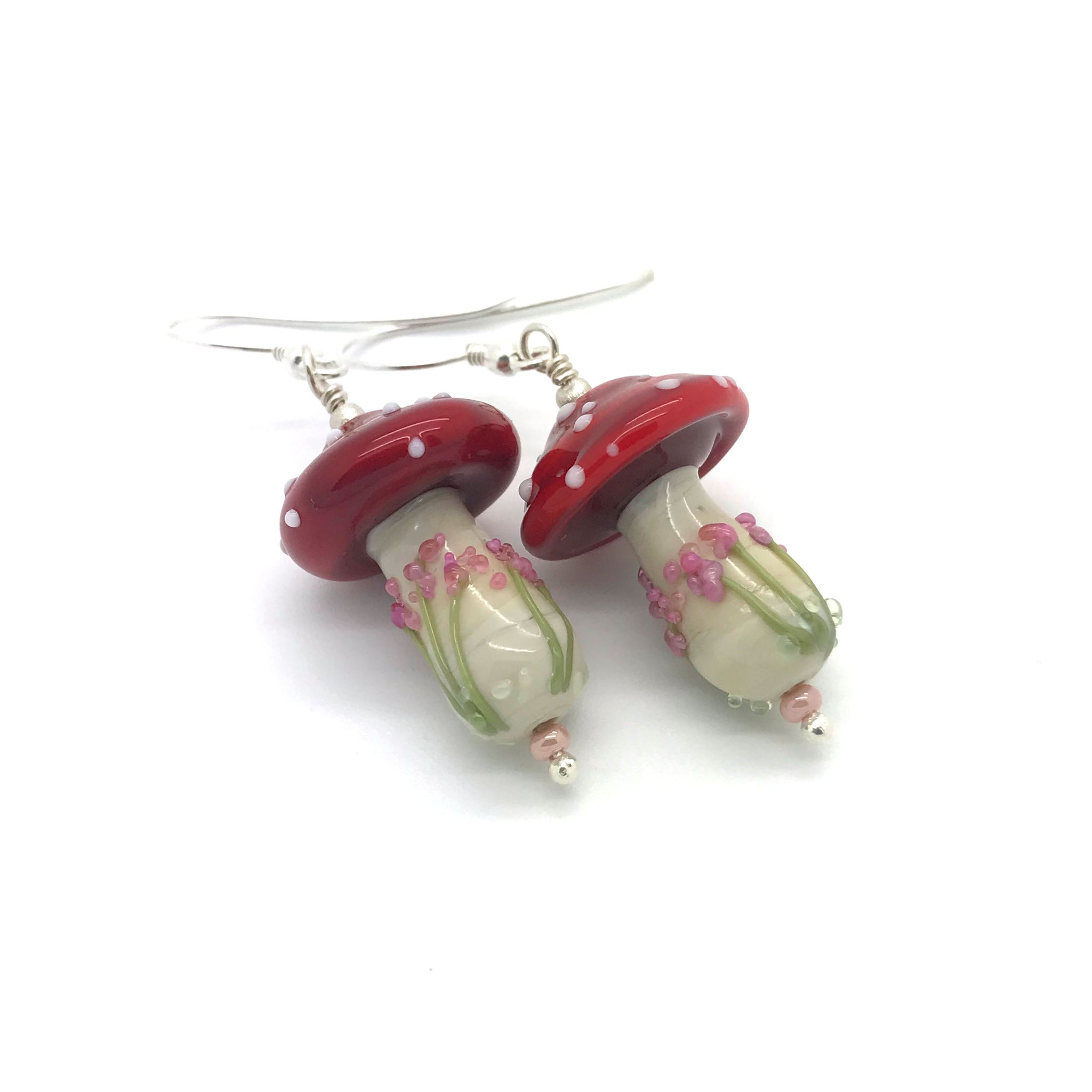 Diese charmanten Pilz-Ohrhänger versprühen Märchenzauber und Waldromantik.