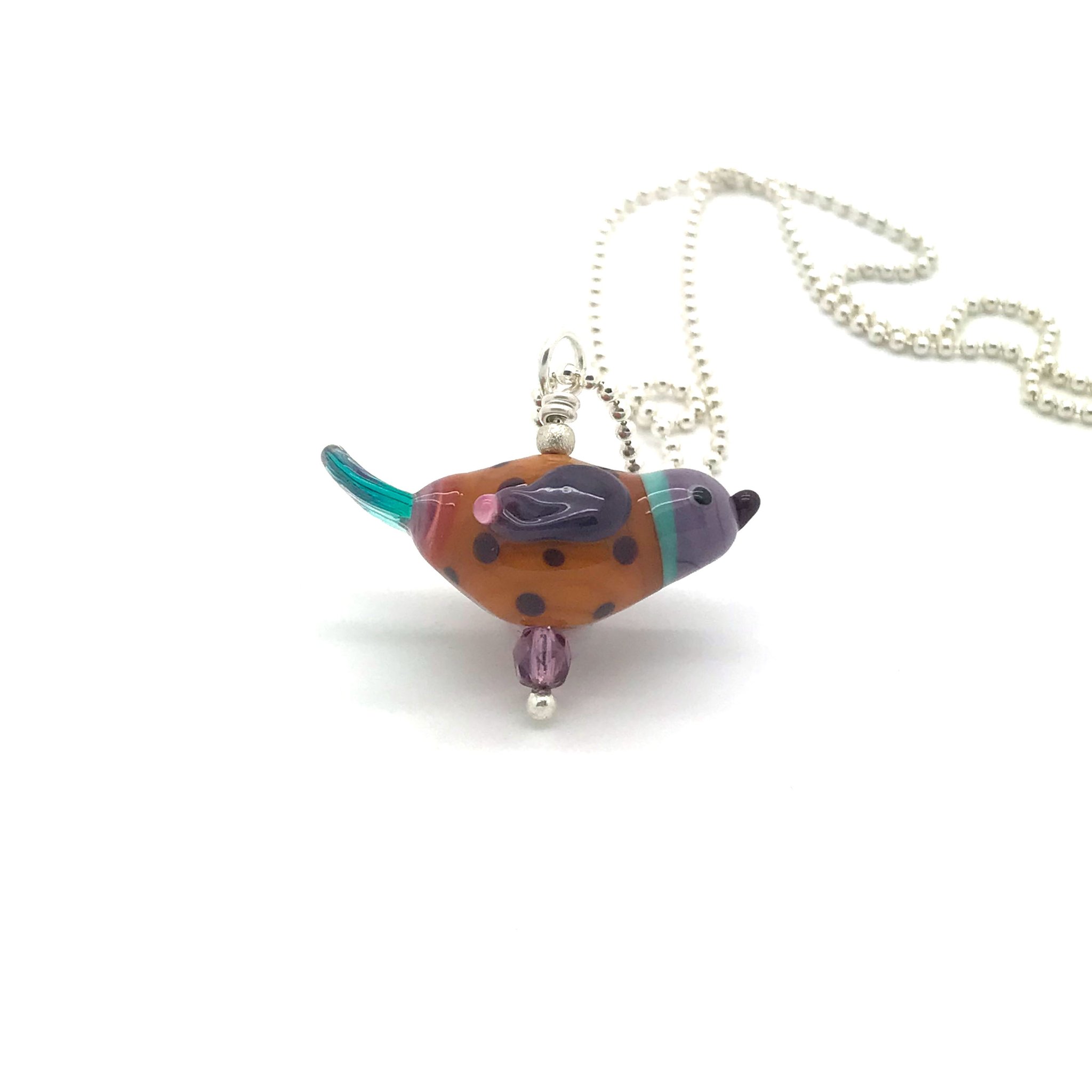 Farbenfroher Glasvogel – ein Symbol für Freiheit und Lebensfreude. Ideal als Blickfang für deine Kette! 