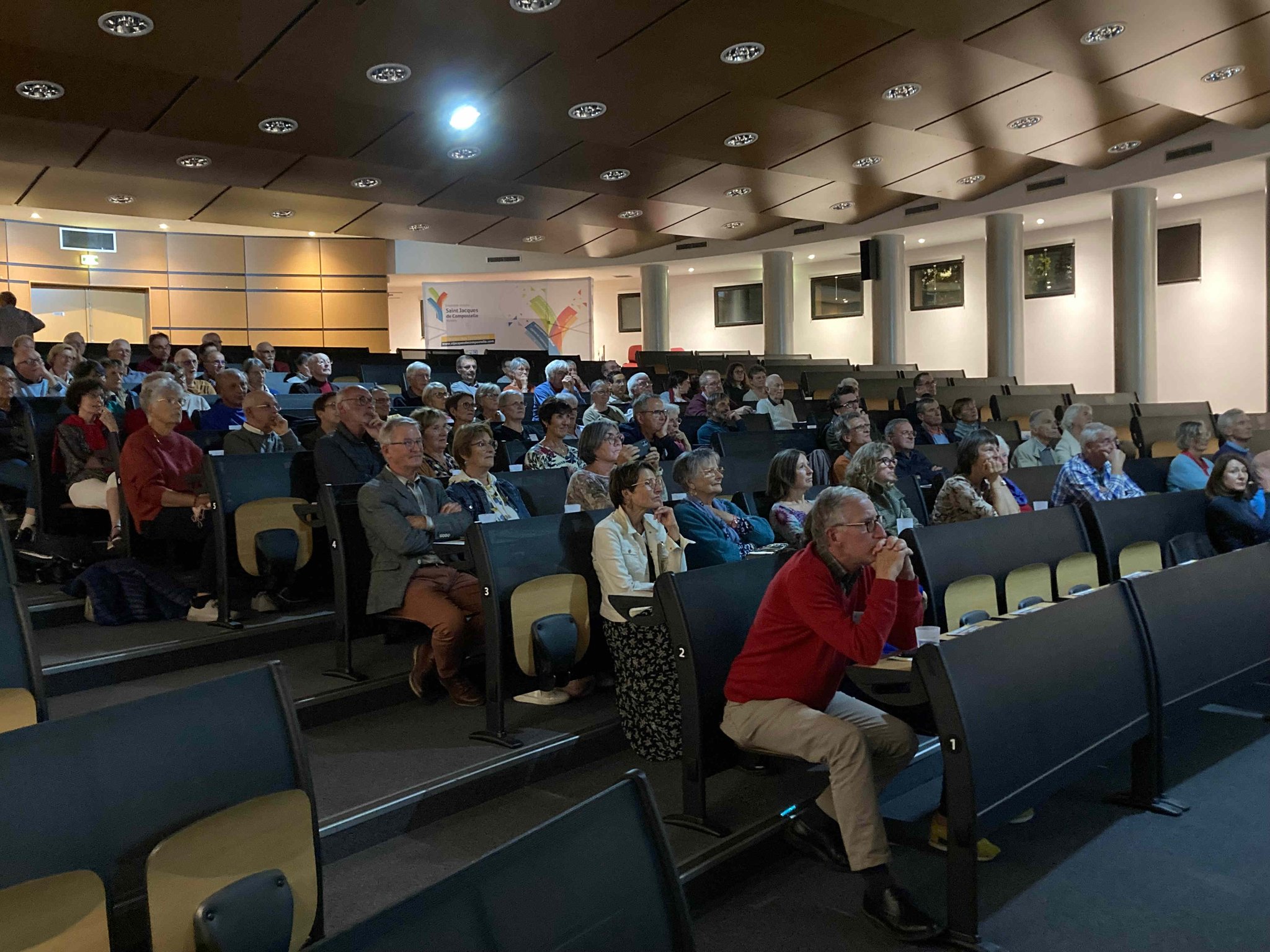 Vue de la salle avant la projection du film.