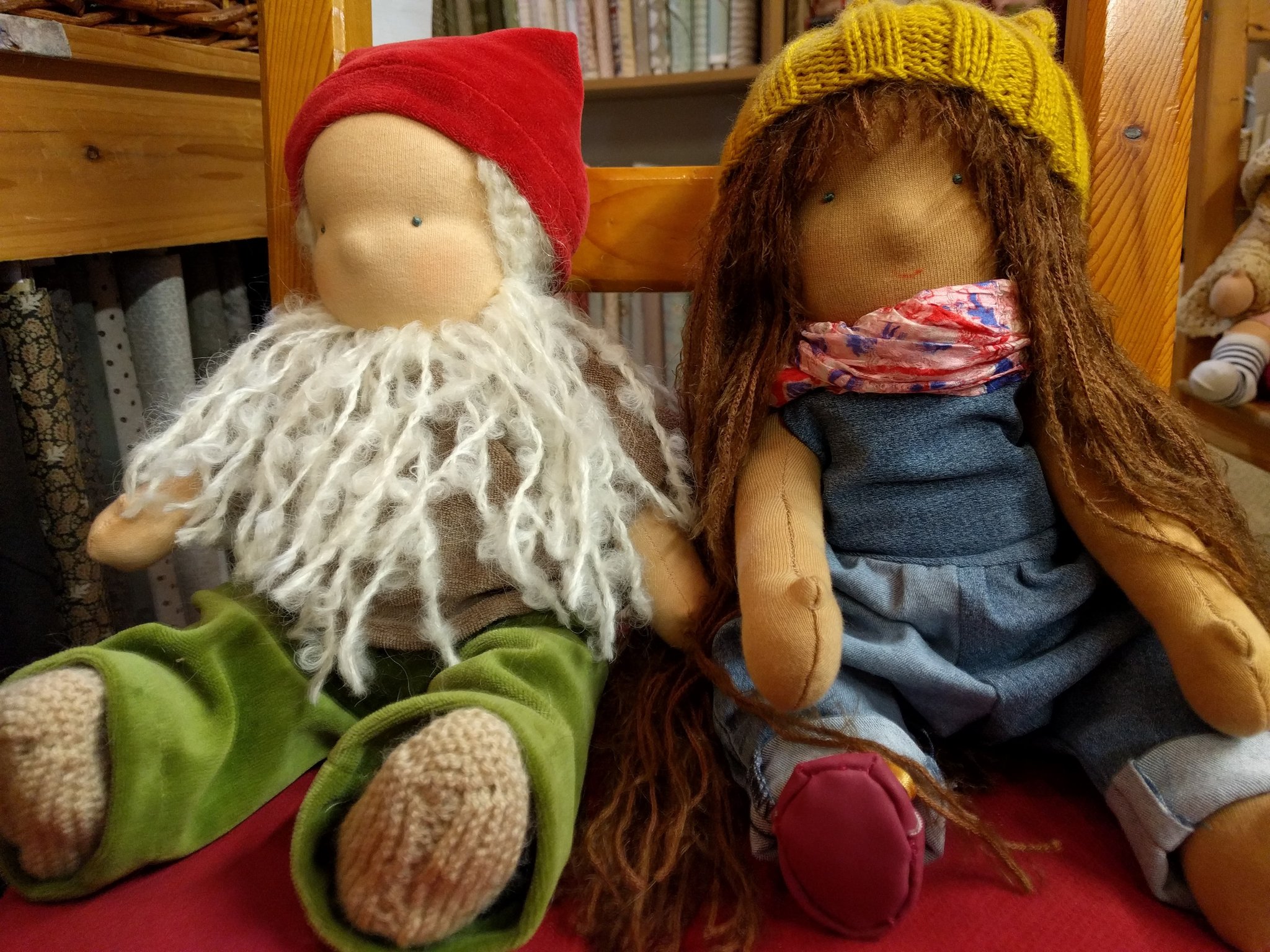 twee dezelfde poppen met een andere afwerkinge