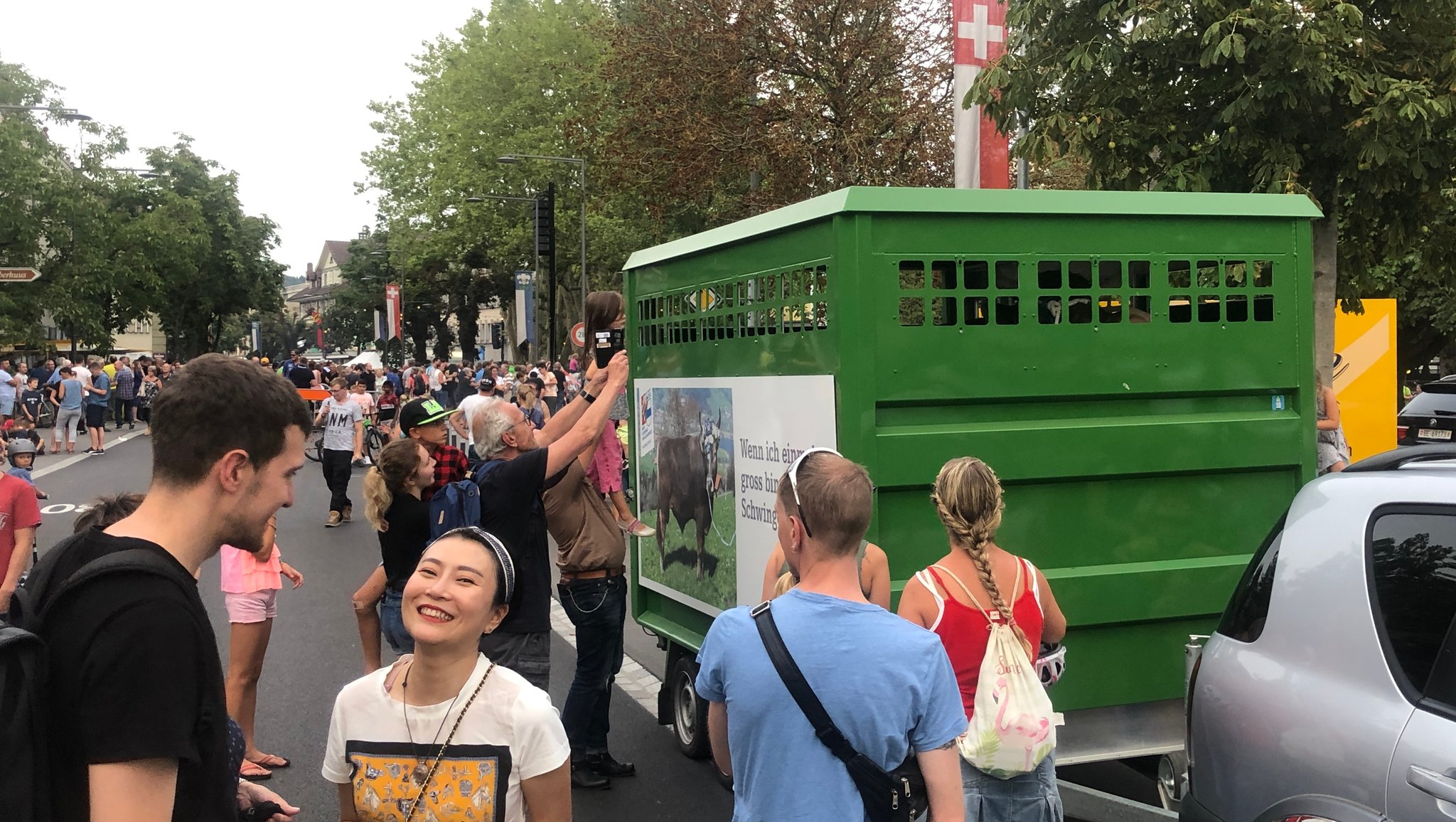 Nach dem Umzug wartete der Muni im Transportanhänger und blieb eine Attraktion