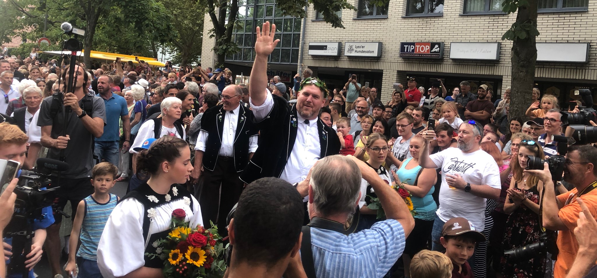 Stucki geniesst das Bad in der Menge