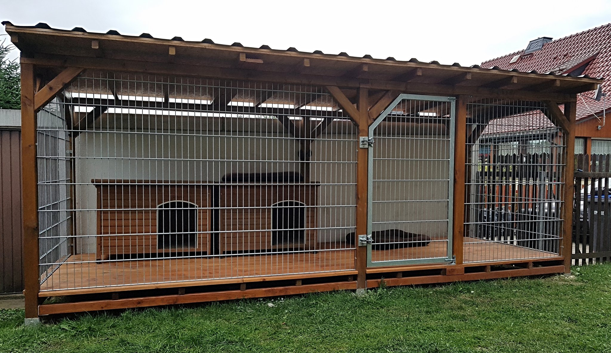 Terrasse wurde zu Hundezwinger mittels Doppelstabmatten