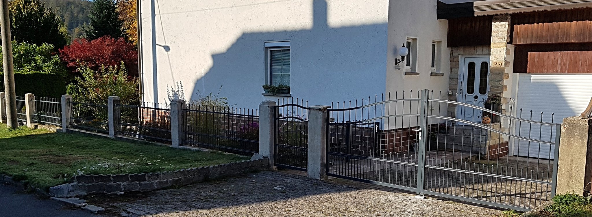 Feuerverzinkte und pulverbeschichtete Schmiedeeiseneinfriedung