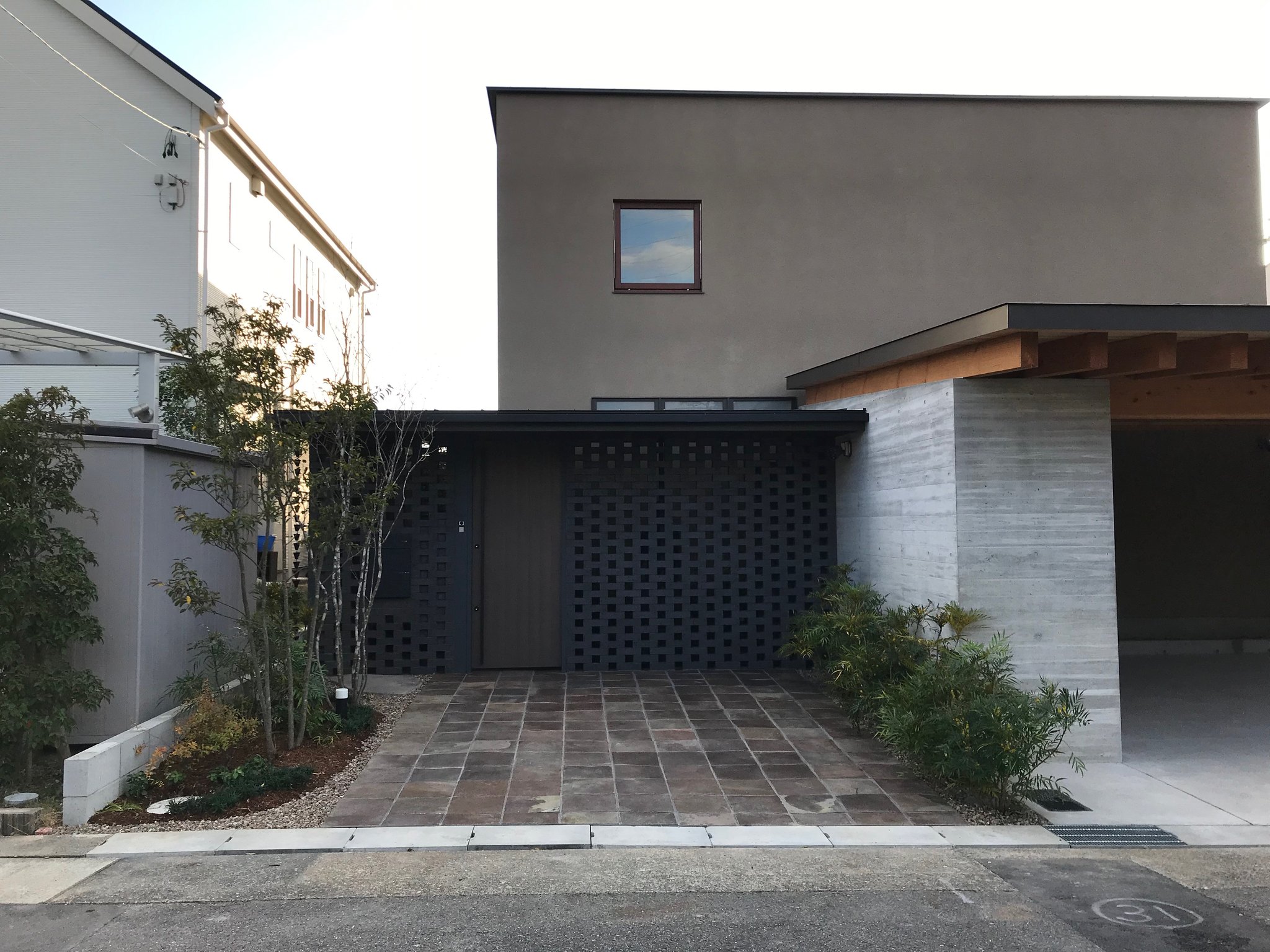 玄関・ポーチ・アプローチ工事　300角方型ジャワ鉄平石　インドネシア産（名古屋市）