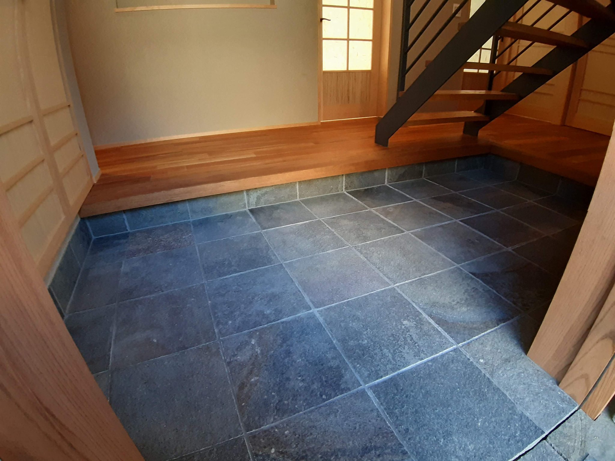 玄関石工事　300角方形諏訪鉄平石　（名古屋市）