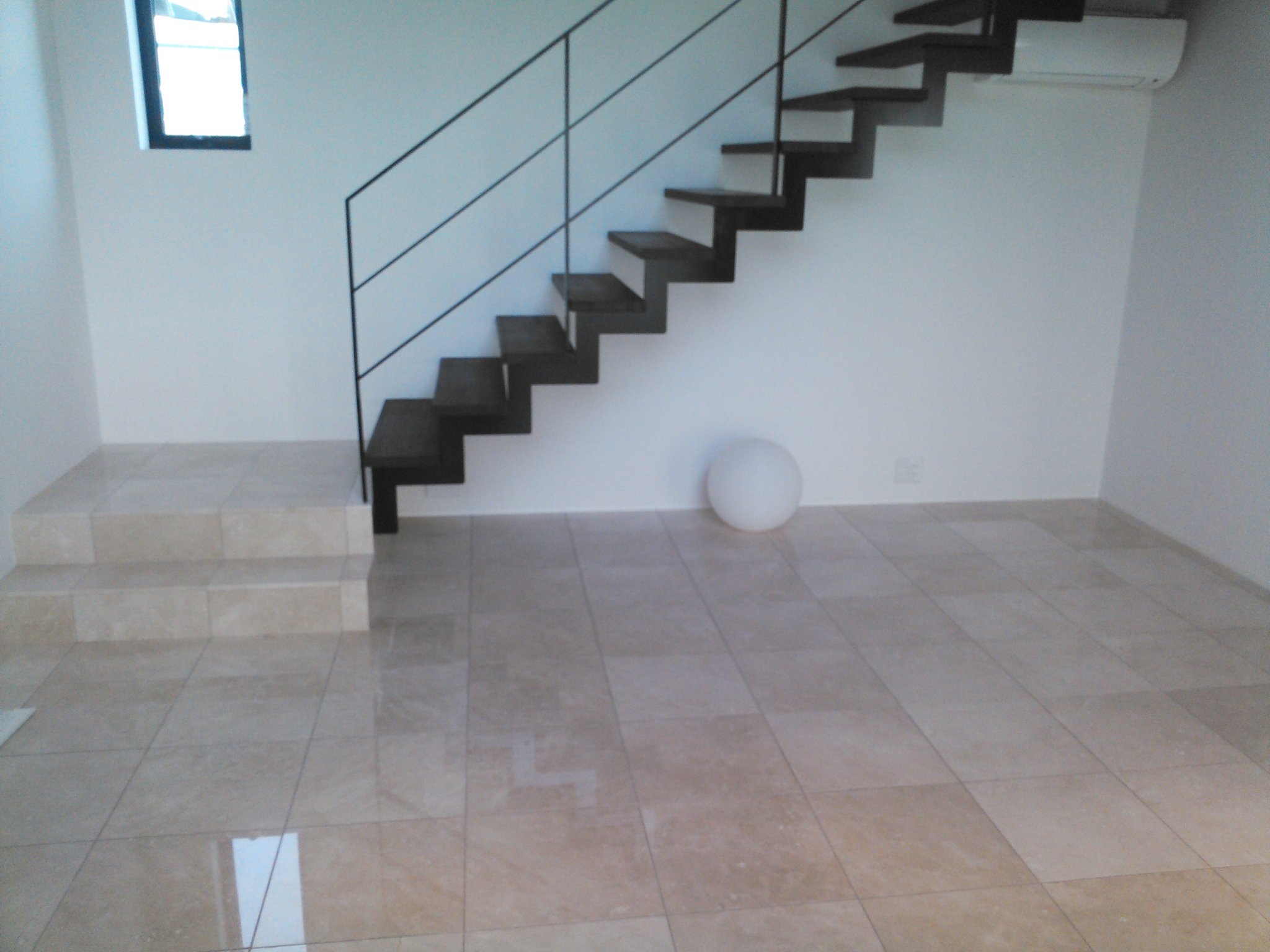 大理石床石張り　クレママフィル