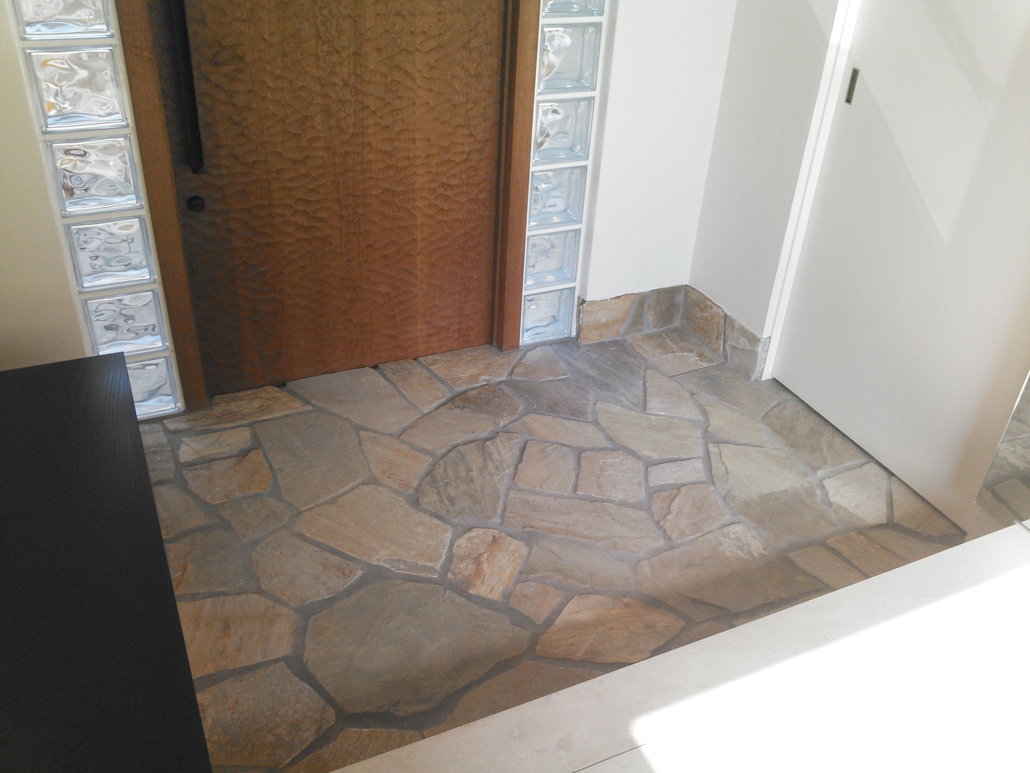玄関石乱張り工事　デザートゴールド