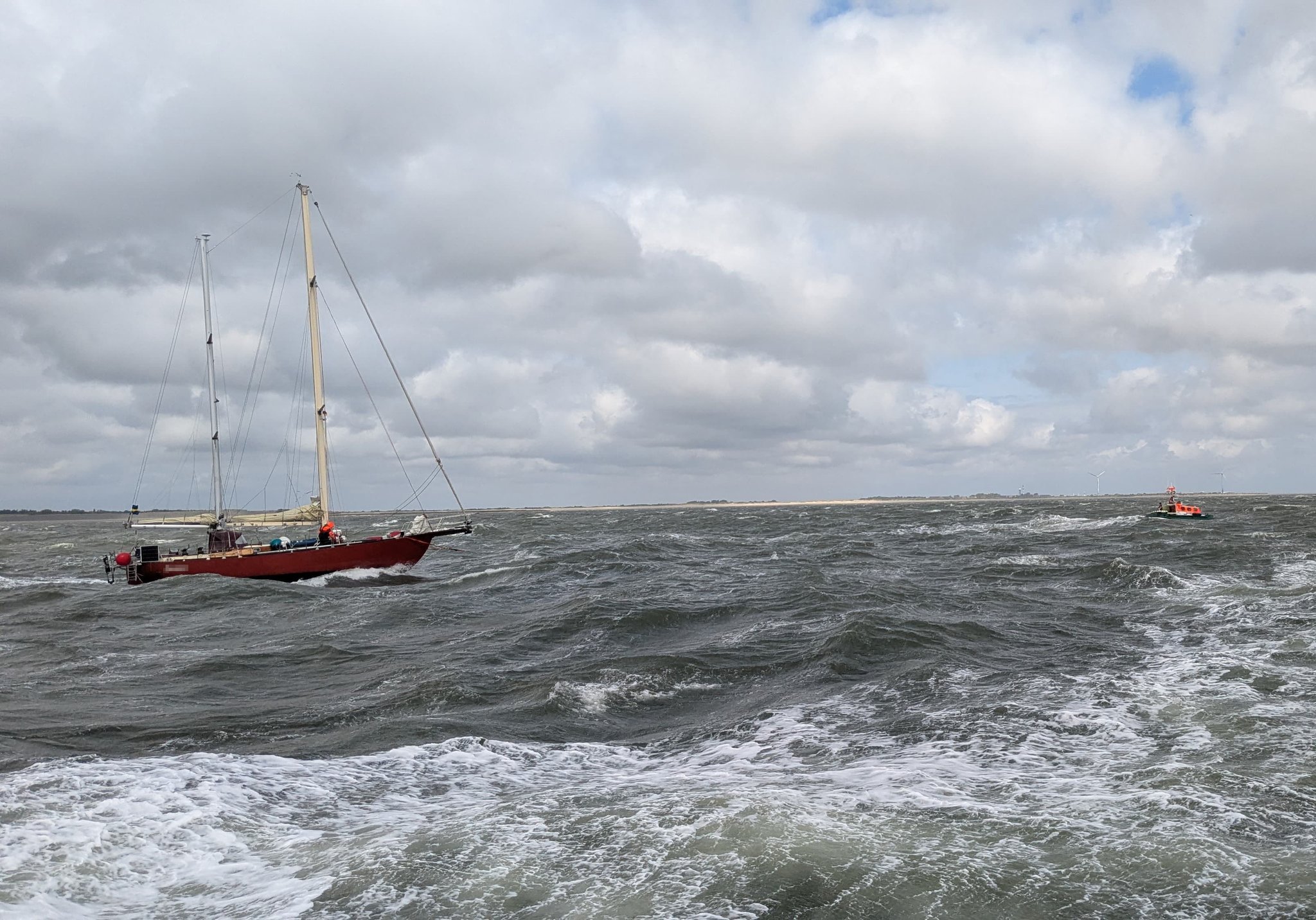 Die havarierte Yacht im Schlepp des Tochterbootes STRÖPER kurz vor der Insel Borkum
