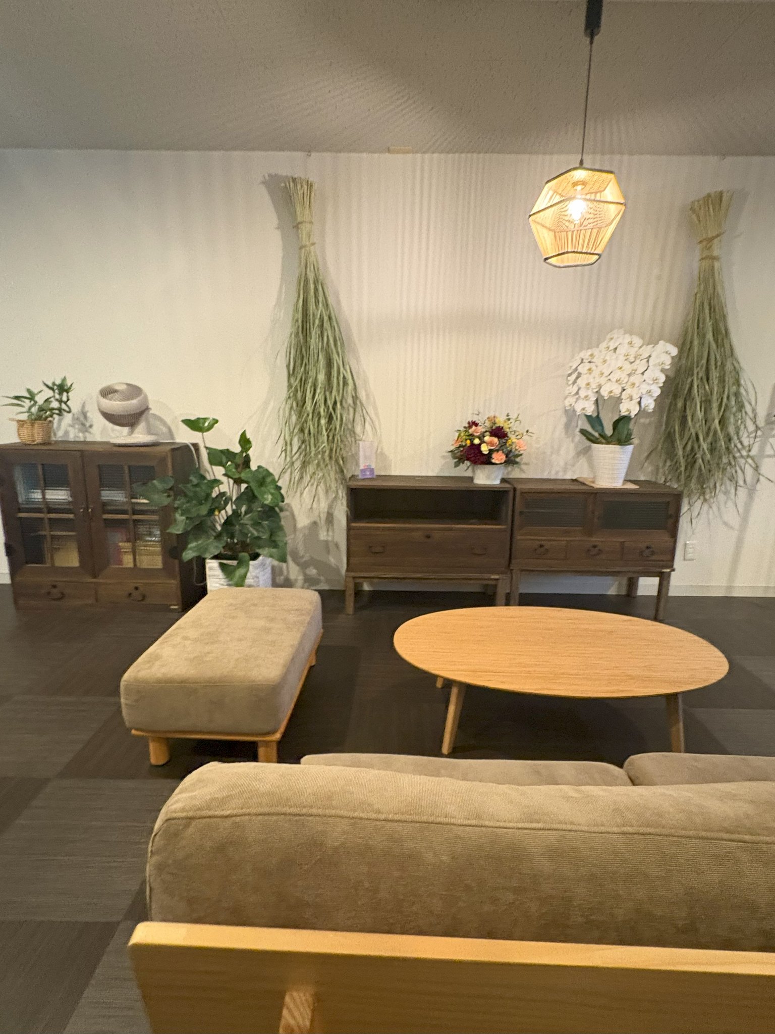 ロビーではソファに座っておくつろぎください