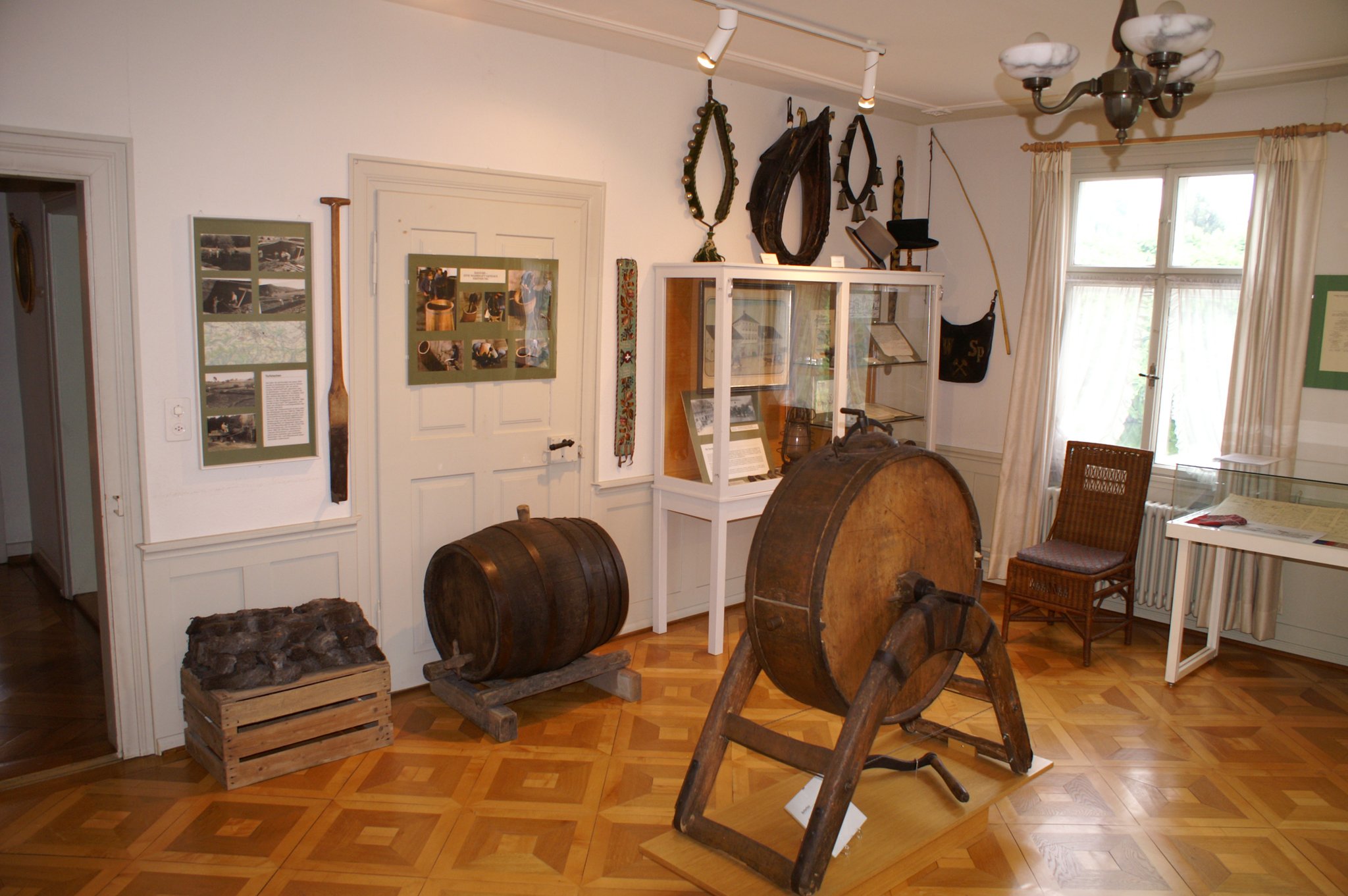 Handwerkszimmer mit Geschichte der Flawiler Fuhrleute, Bilder vom Torfstechen während des 2. Weltkrieges im Botsberger Riet und Handwerk