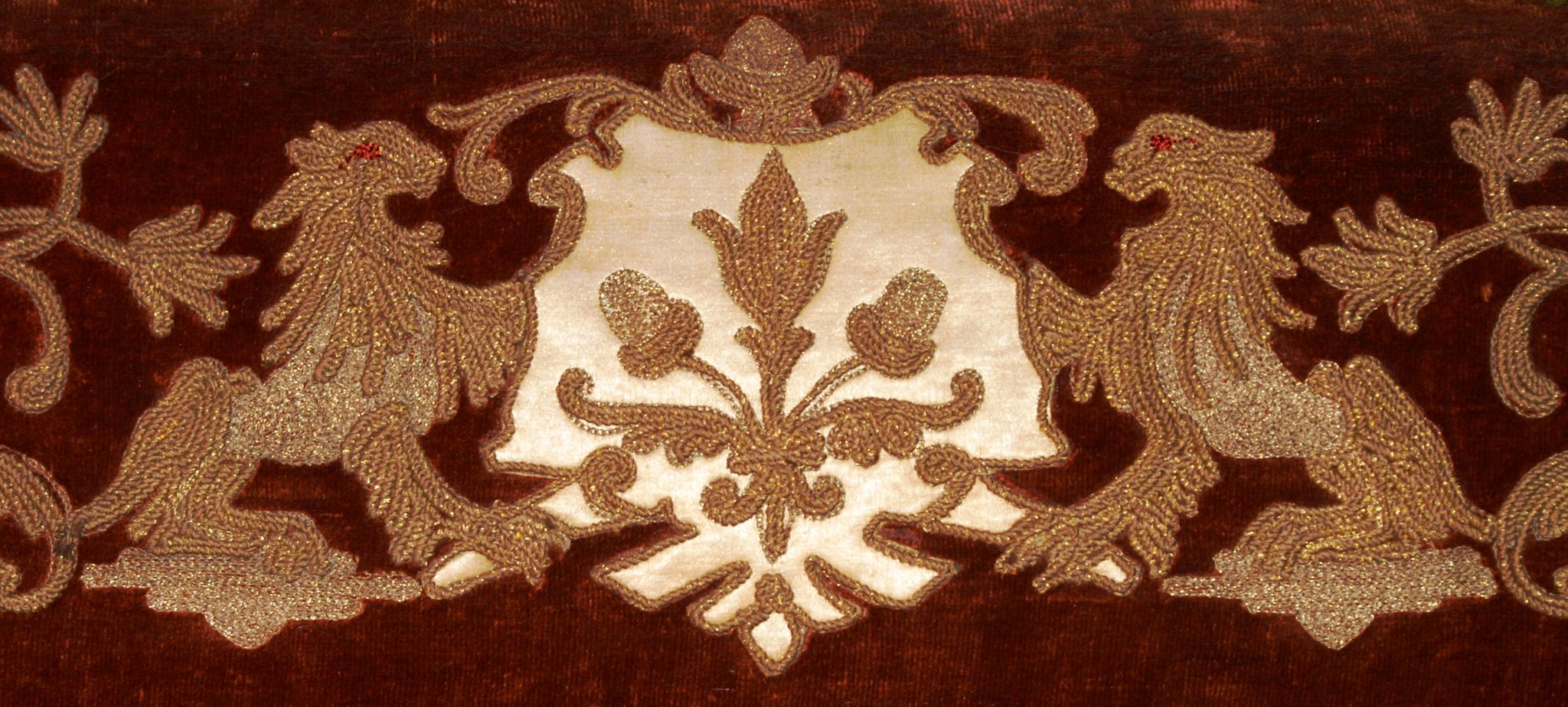 Stickerei in Gold- und Silberfäden ziert den Durchgang zur Biedermeierstube (ehemaliges Büro)