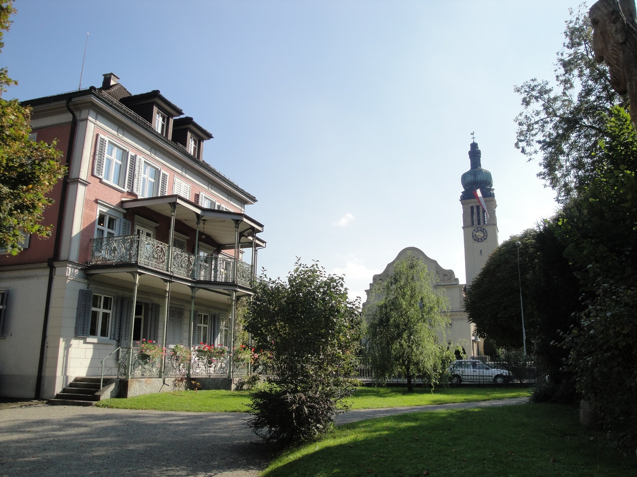 Ohne Huldreich Ottiker keine Kirche an diesem Ort: Ottiker verzichtete teilweise auf ein eingetragenes Bauverbot auf der gegenüberliegenden Wiese.  