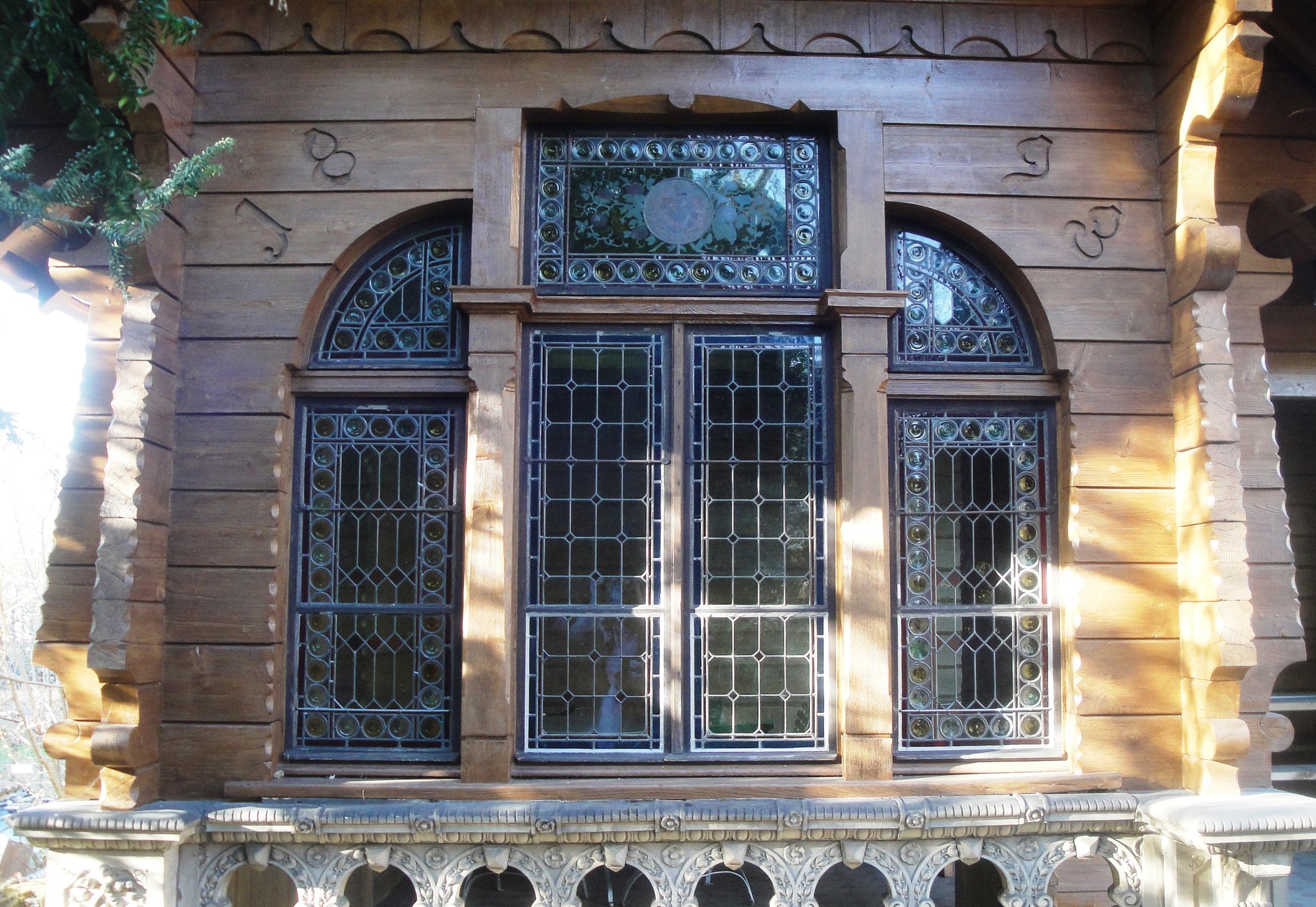 Schmucke Glasfenster zieren das Chalet