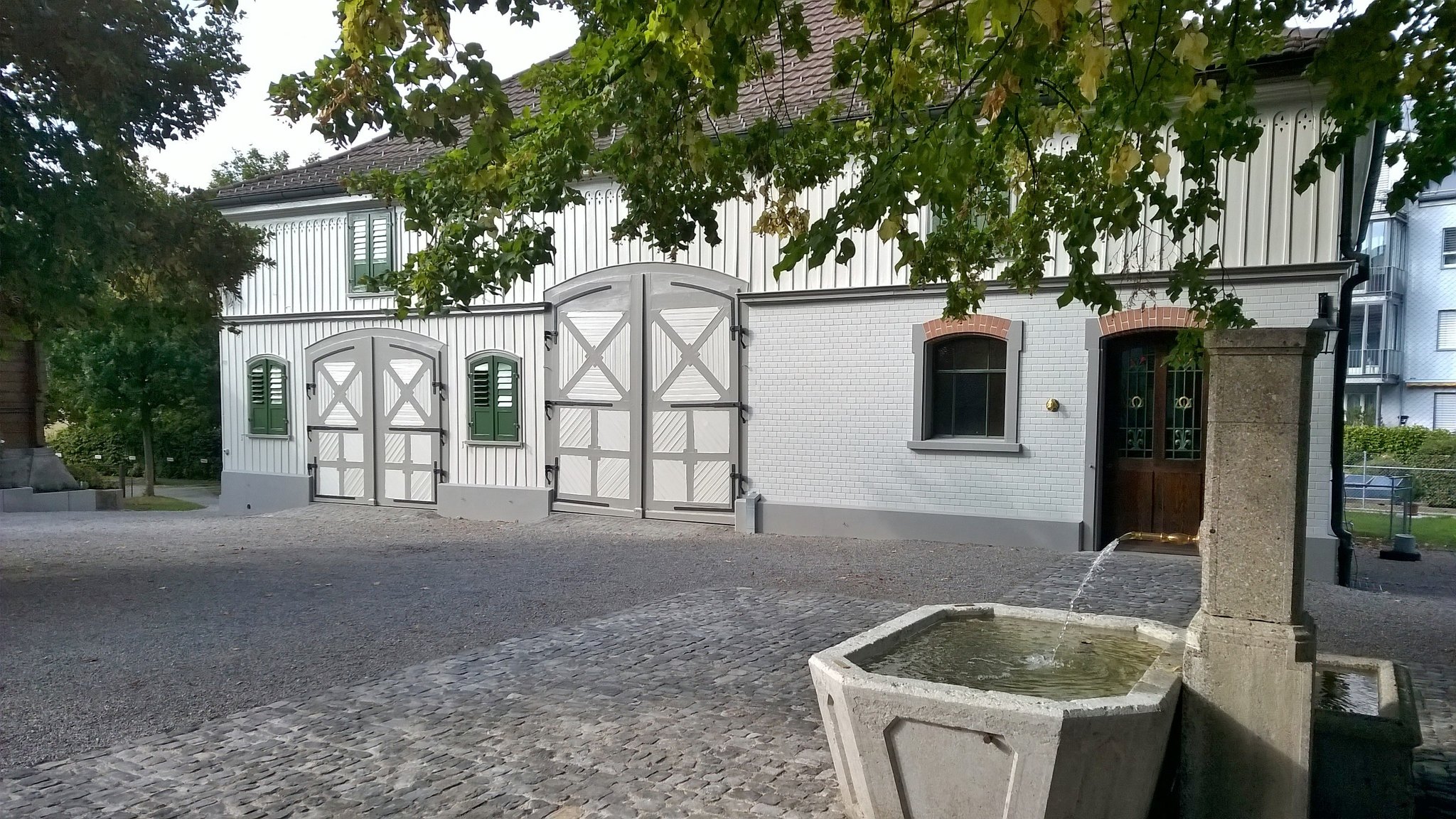 2018 sind auch der Bunnen, der Platz und die Remise saniert.