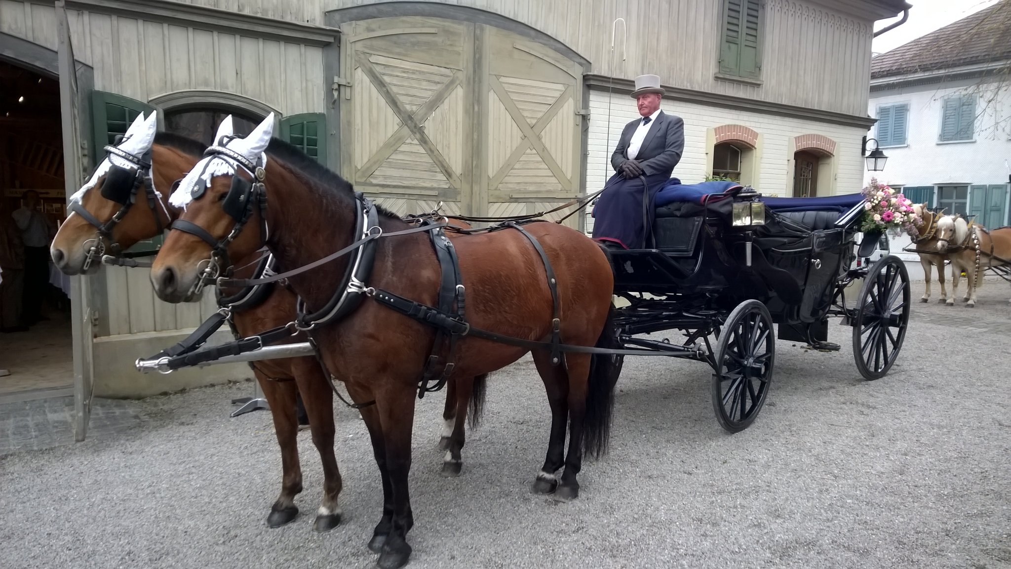 Die Hochzeitskutsche wartet nach dem Apéro auf ihre Gäste 