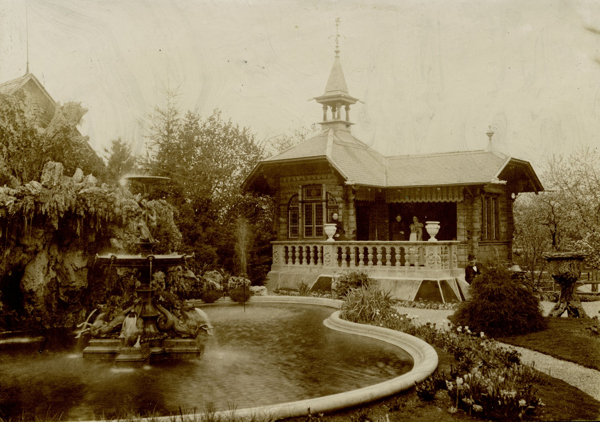 Die Familie Ottiker im Chalet und im Park, um 1900