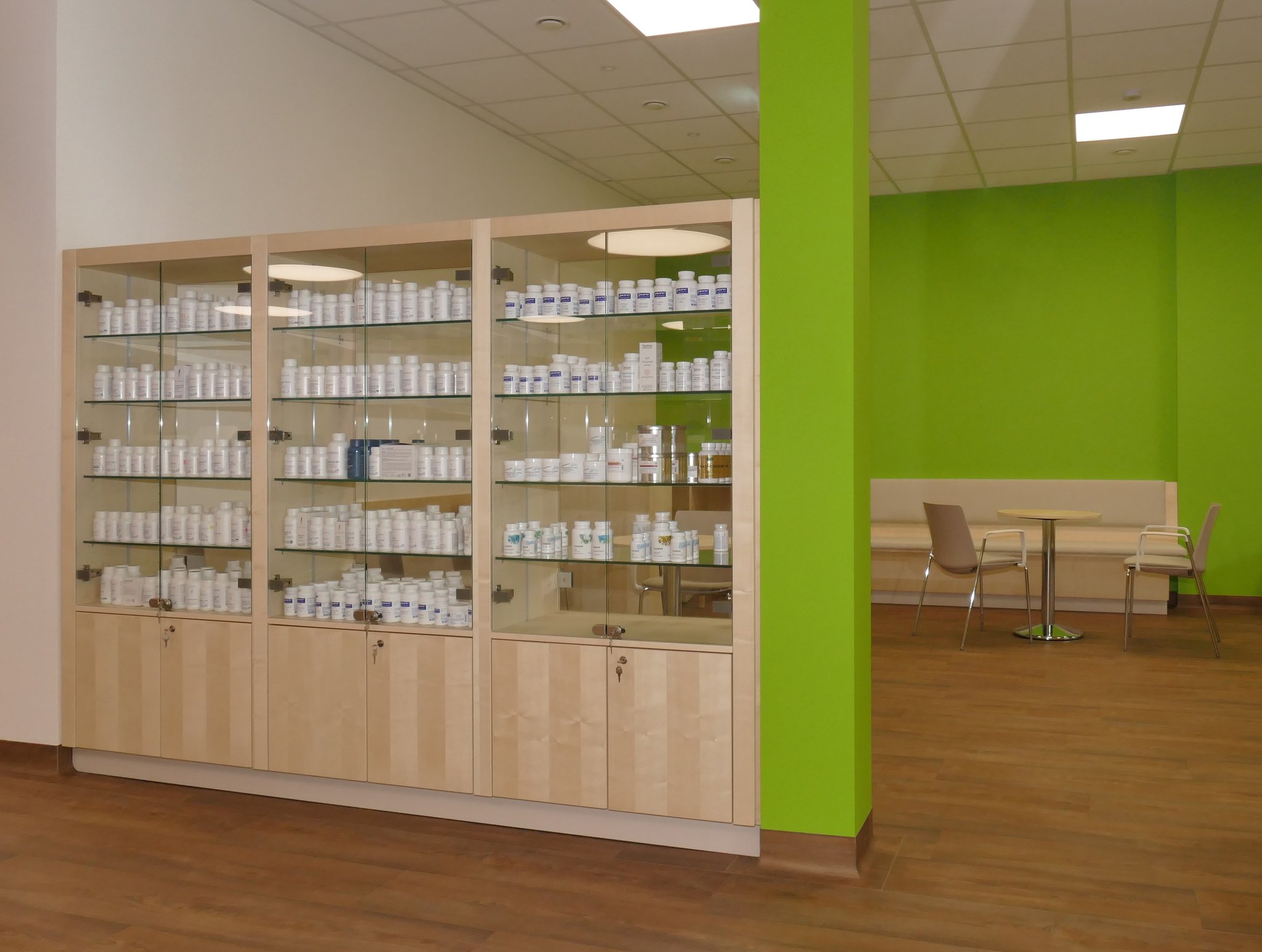 Vitrine als Trennwand