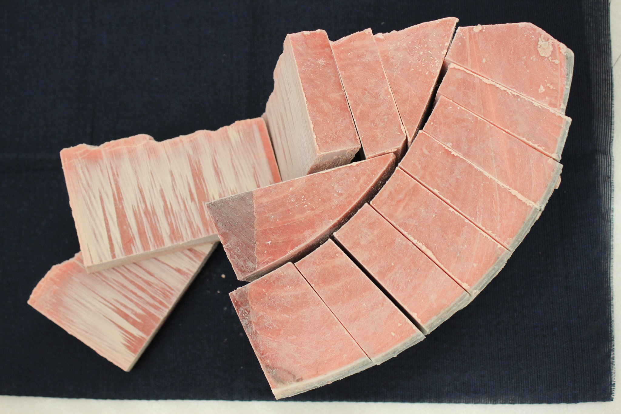 血合・皮付きで、カットしてお渡しします