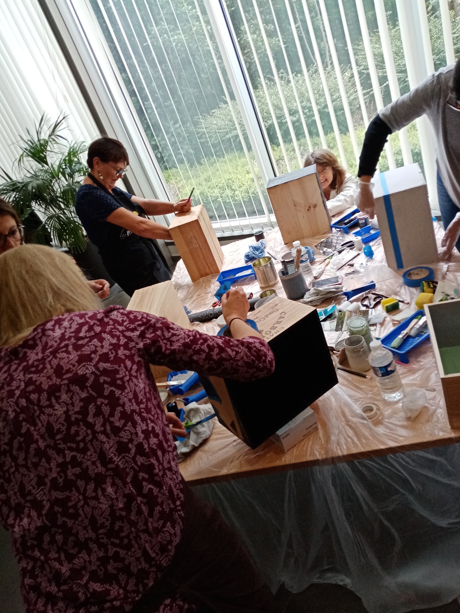 Workshop DIY en entreprise : Customiser une caisse à vin (CGI, Lille)