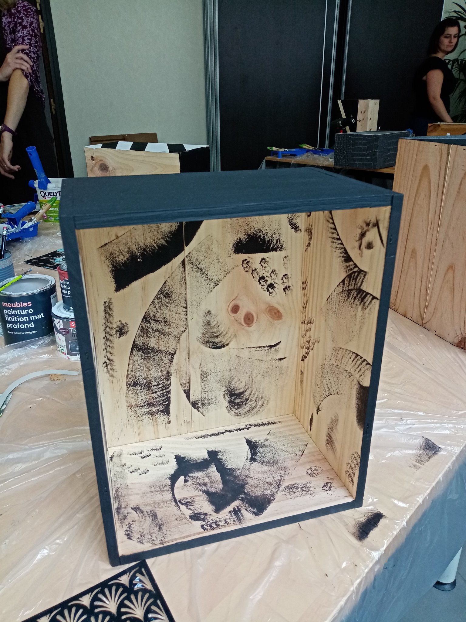 Workshop DIY en entreprise : Customiser une caisse à vin (CGI, Lille)