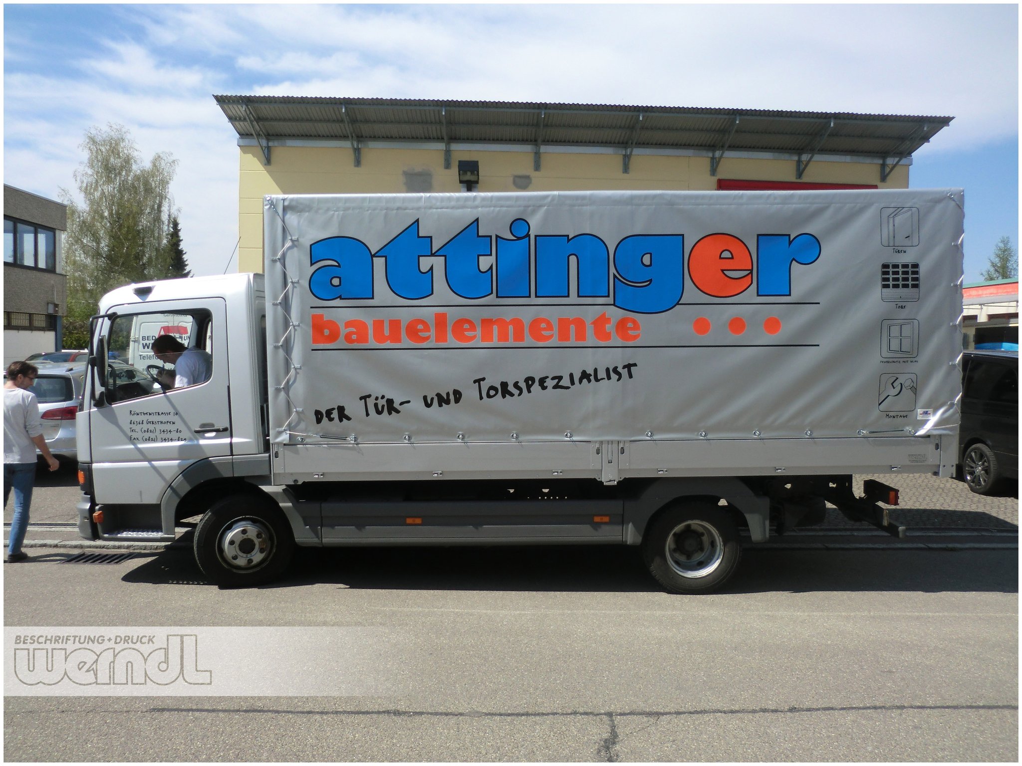 MB Atego mit silbernem Planenaufbau