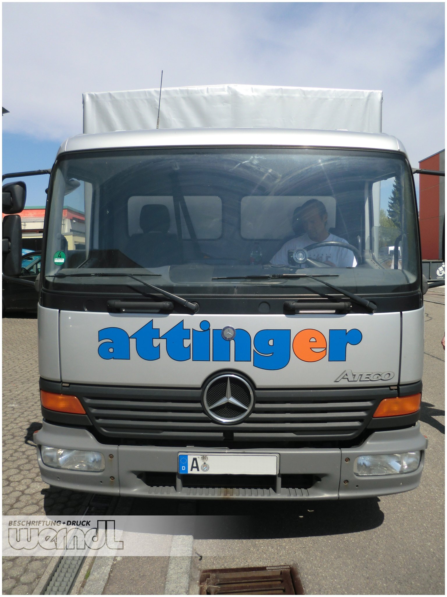 MB Atego mit silbernem Planenaufbau