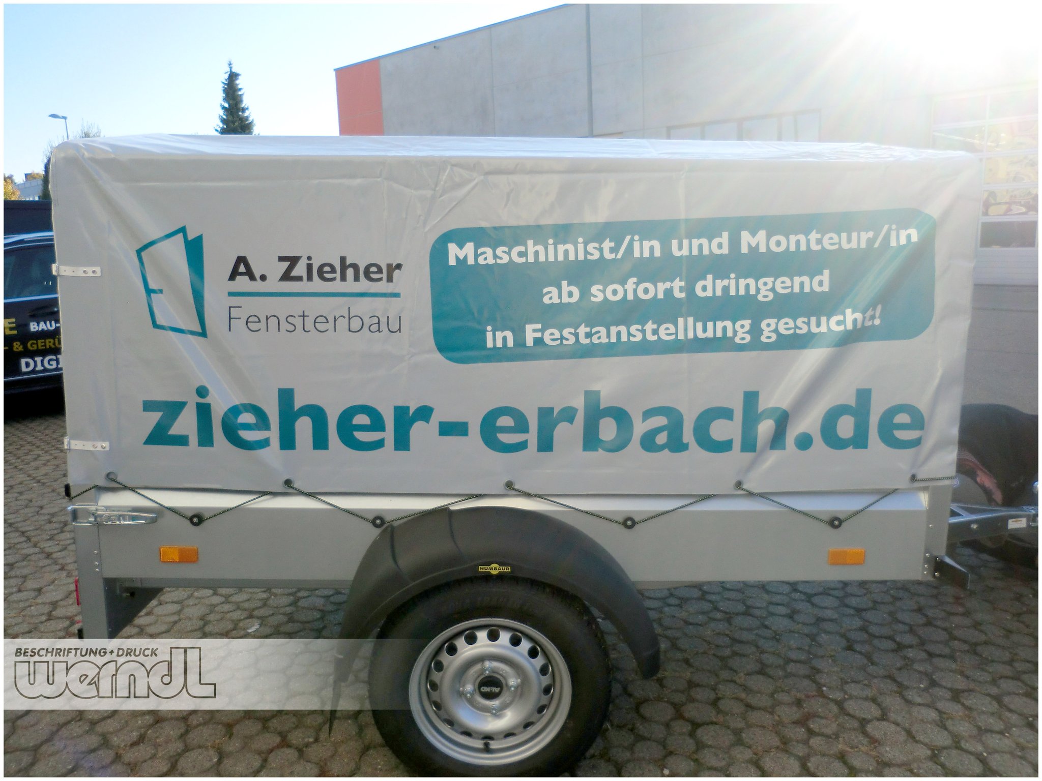 Anhänger mit Planenaufbau