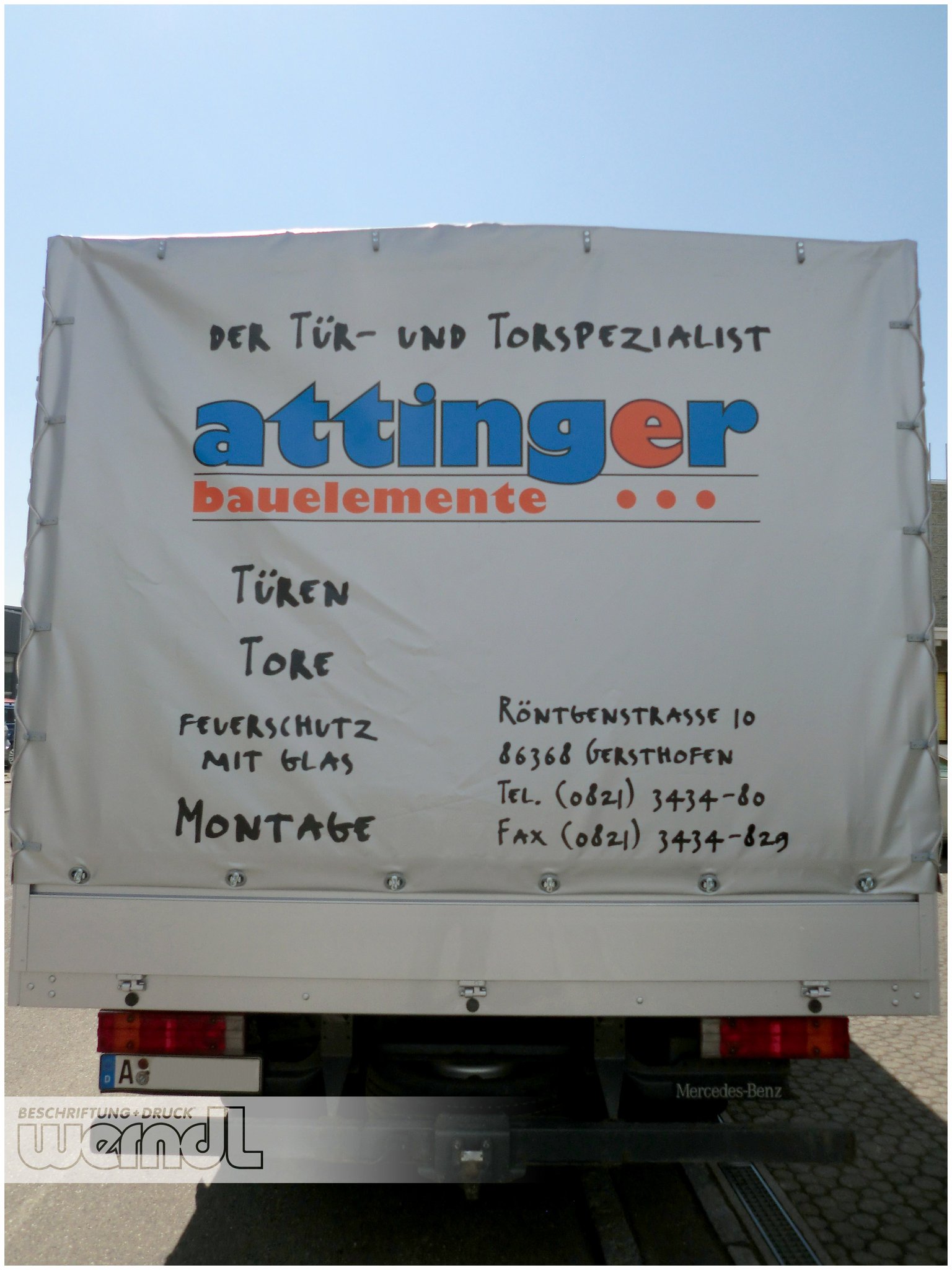 MB Atego mit silbernem Planenaufbau