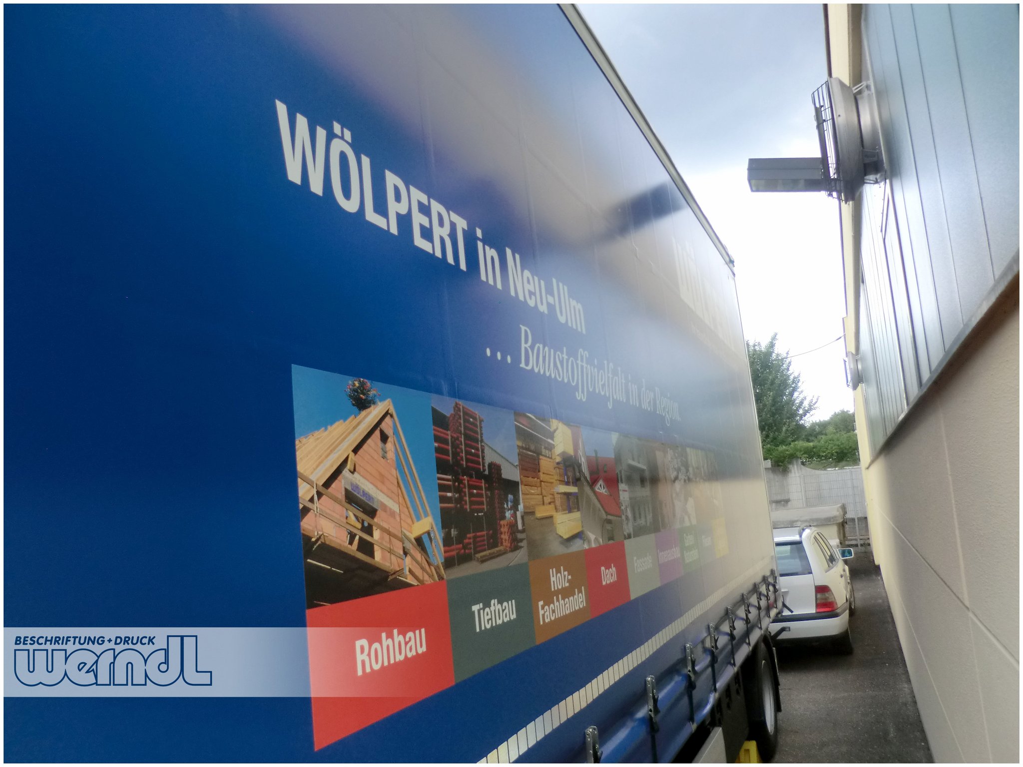 Hängerzug mit Plane