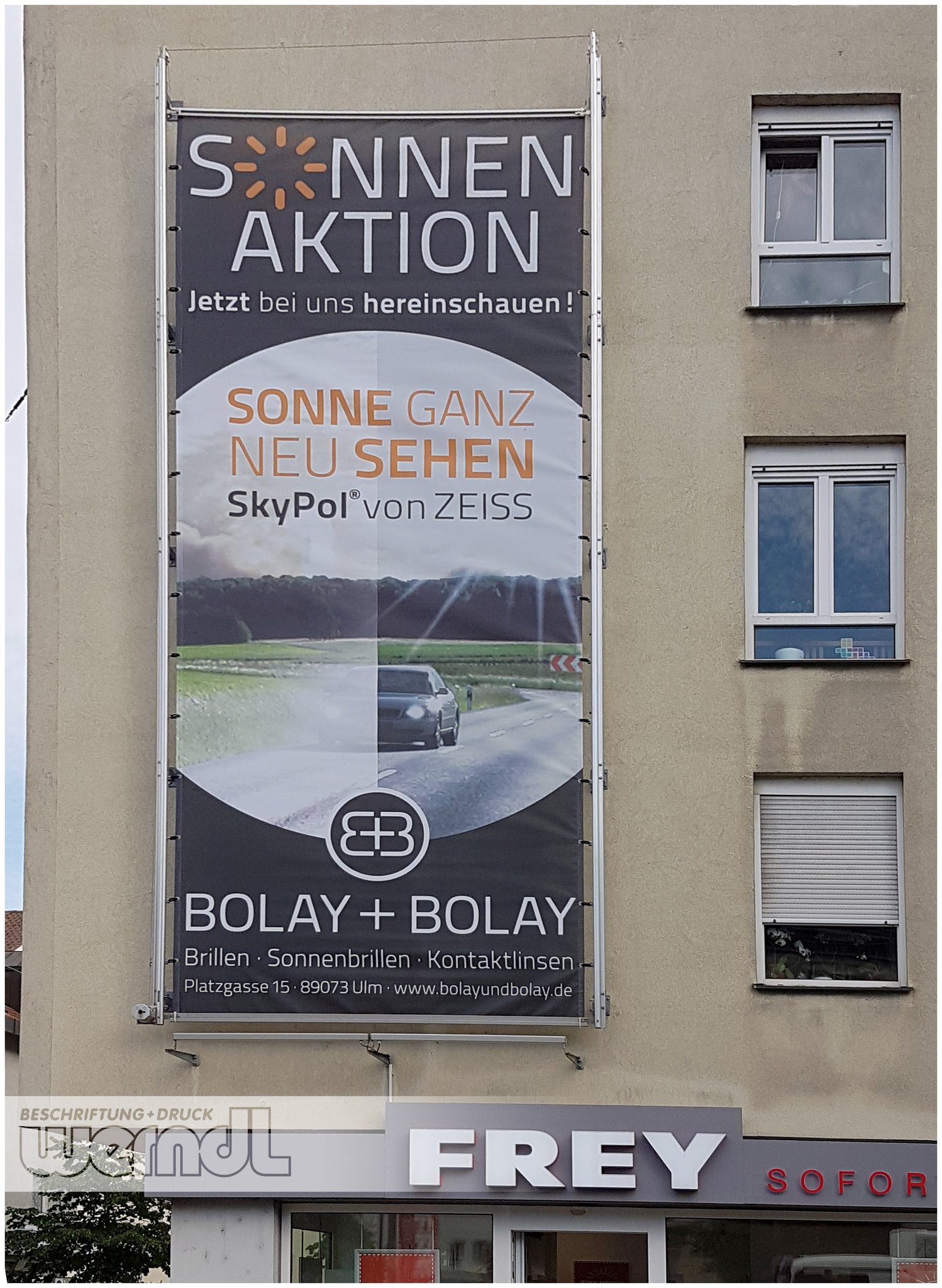 Fassadenbeschriftung mit Plane und Spannbändern