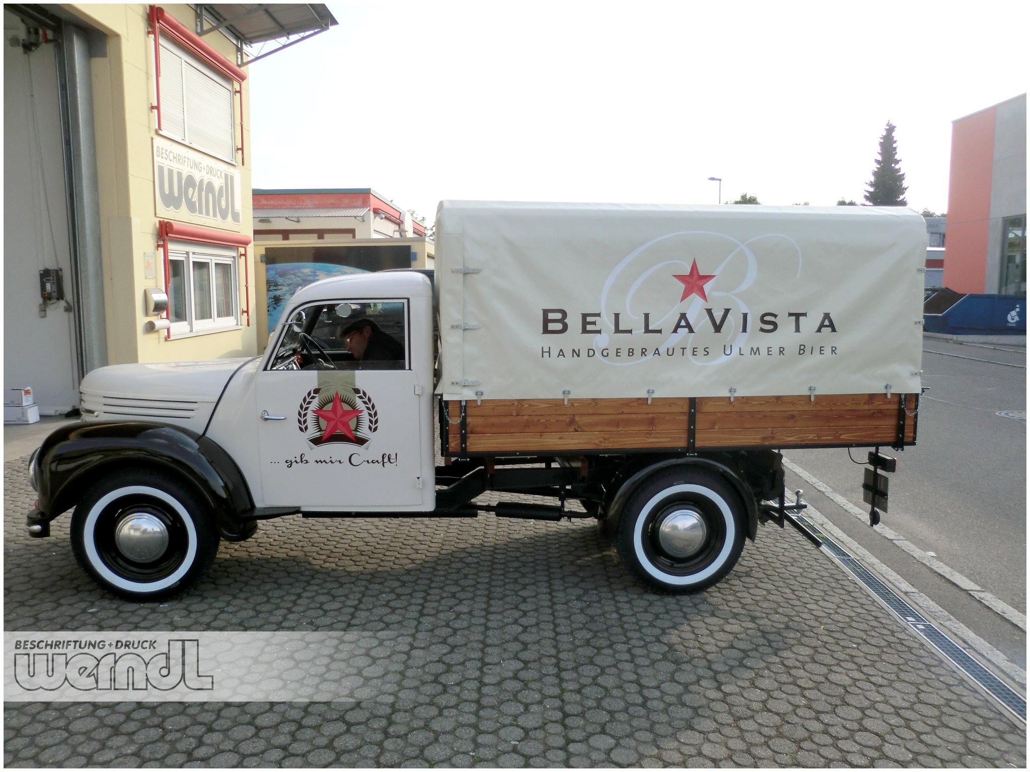 Oldtimer mit Planenaufbau