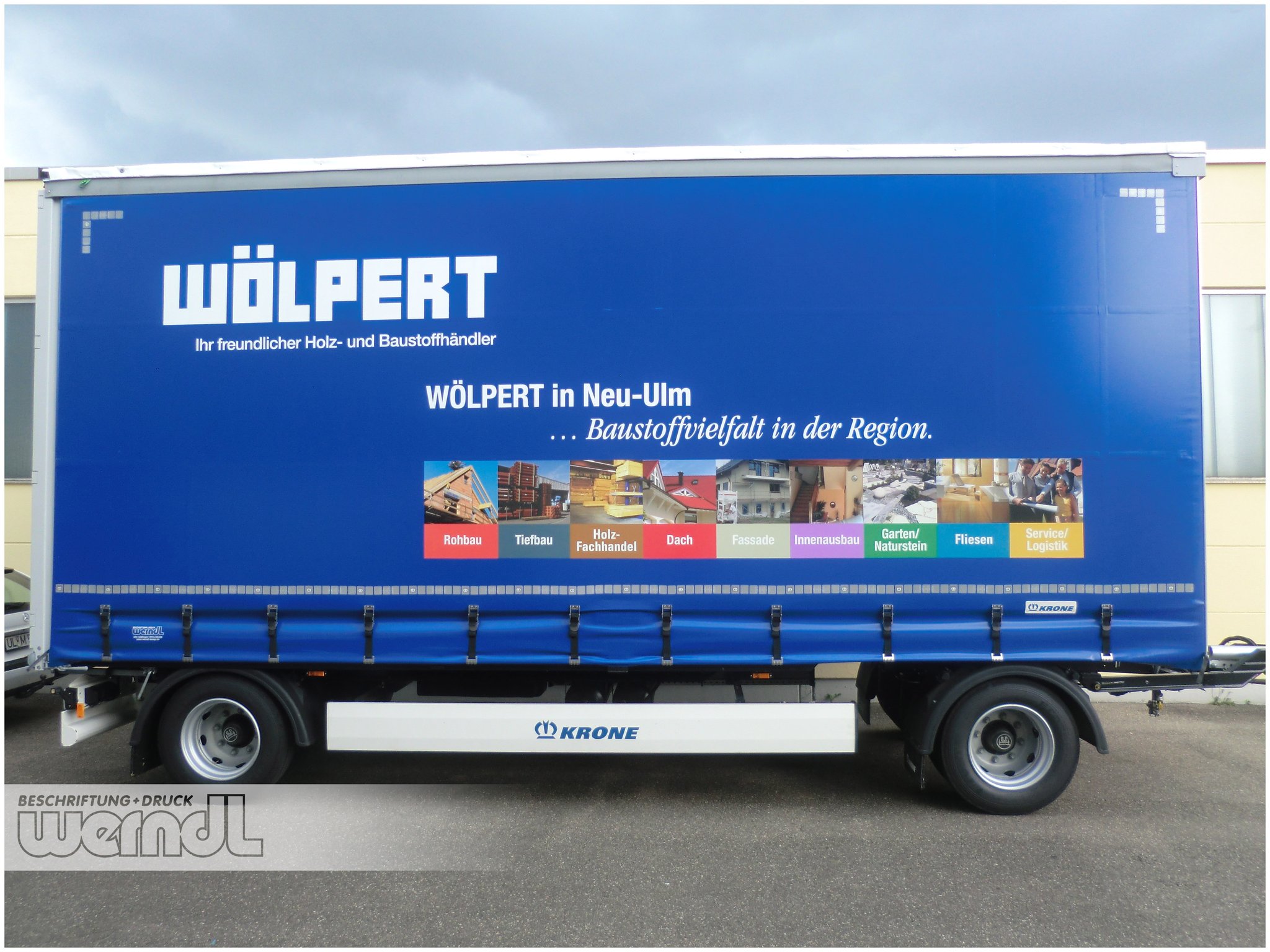 Hängerzug mit Plane