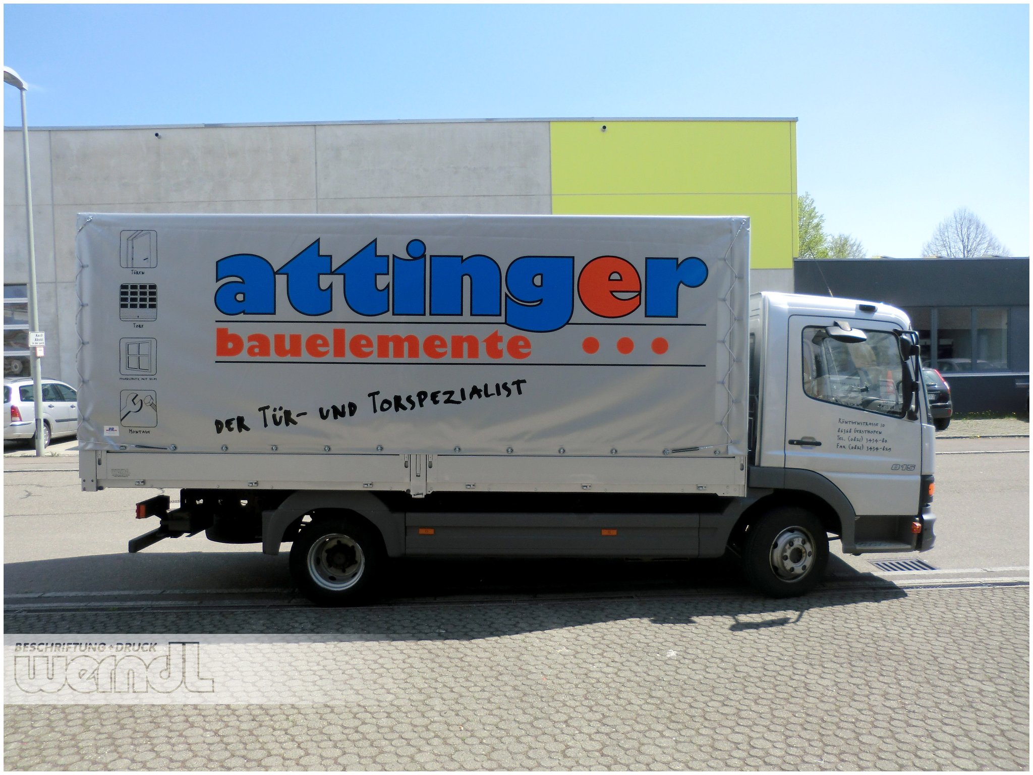 MB Atego mit silbernem Planenaufbau