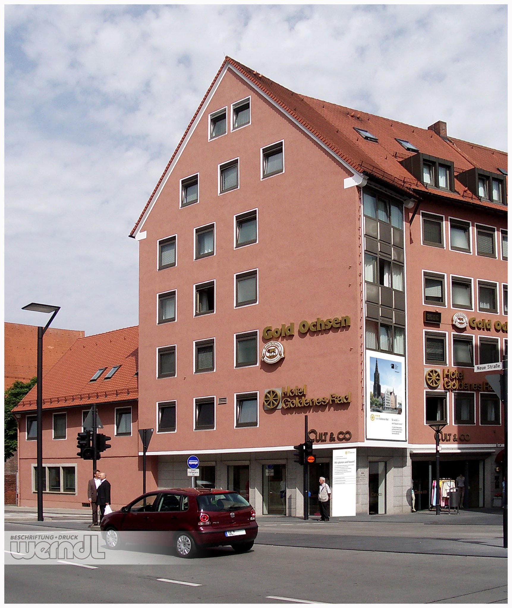 Planenbeschriftung am Gebäude.