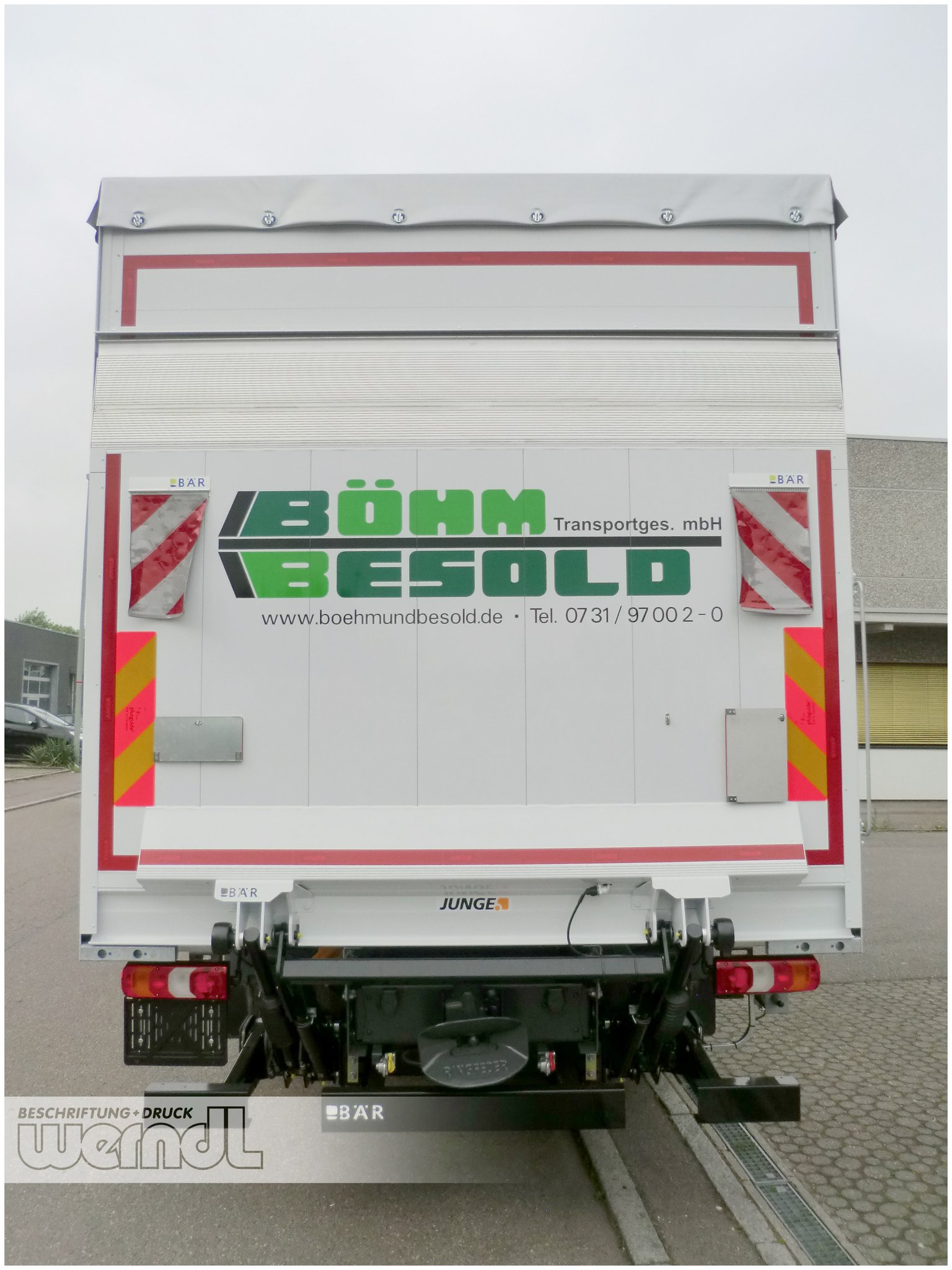 LKW mit Planenaufbau