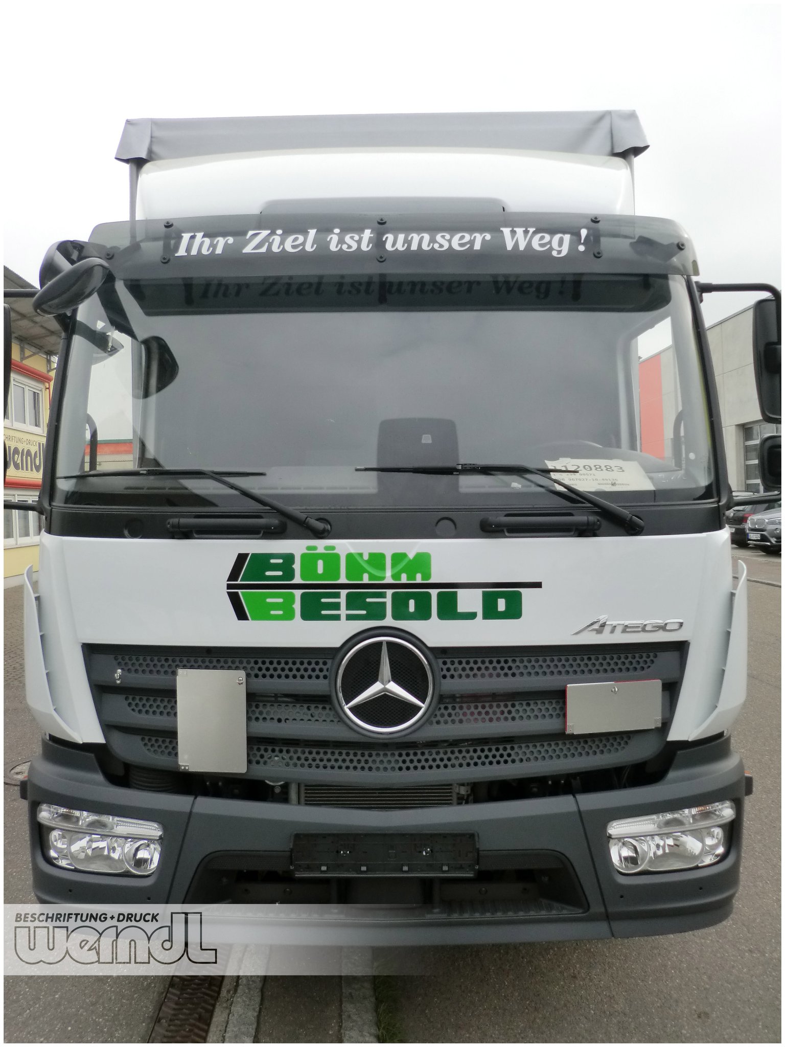LKW mit Planenaufbau