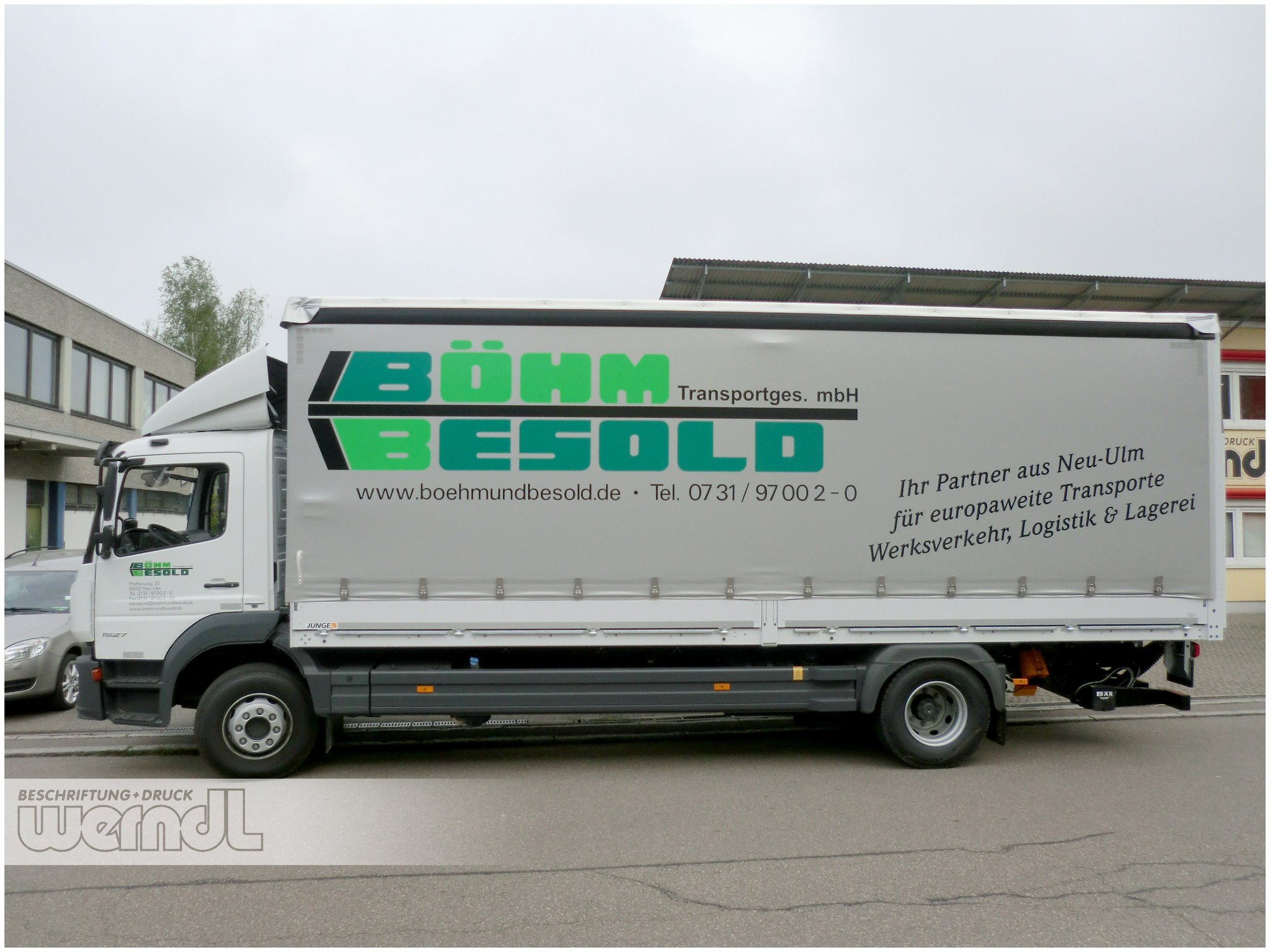 LKW mit Planenaufbau