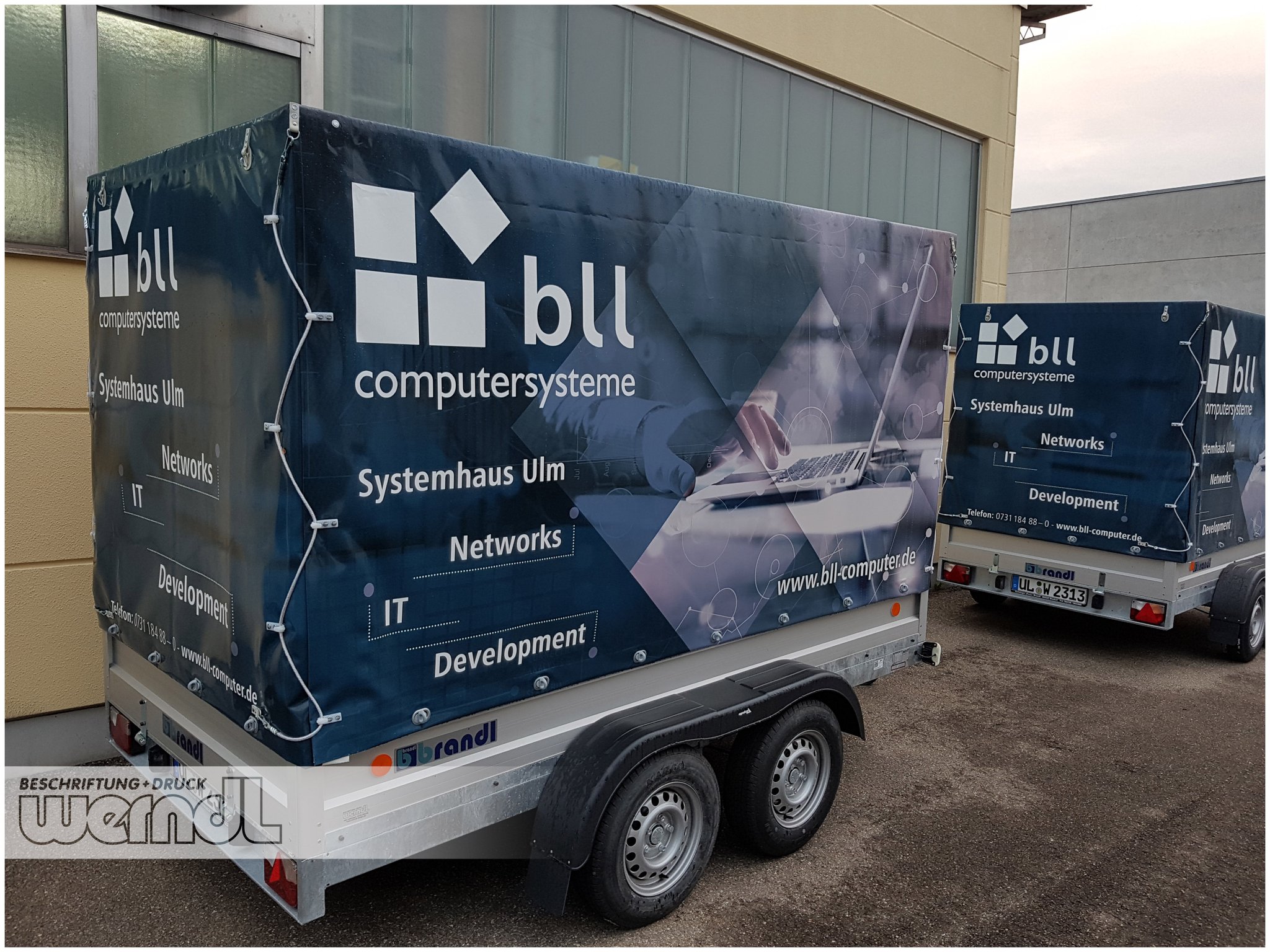 Anhänger mit Planenaufbau im Digitaldruck beschriftet