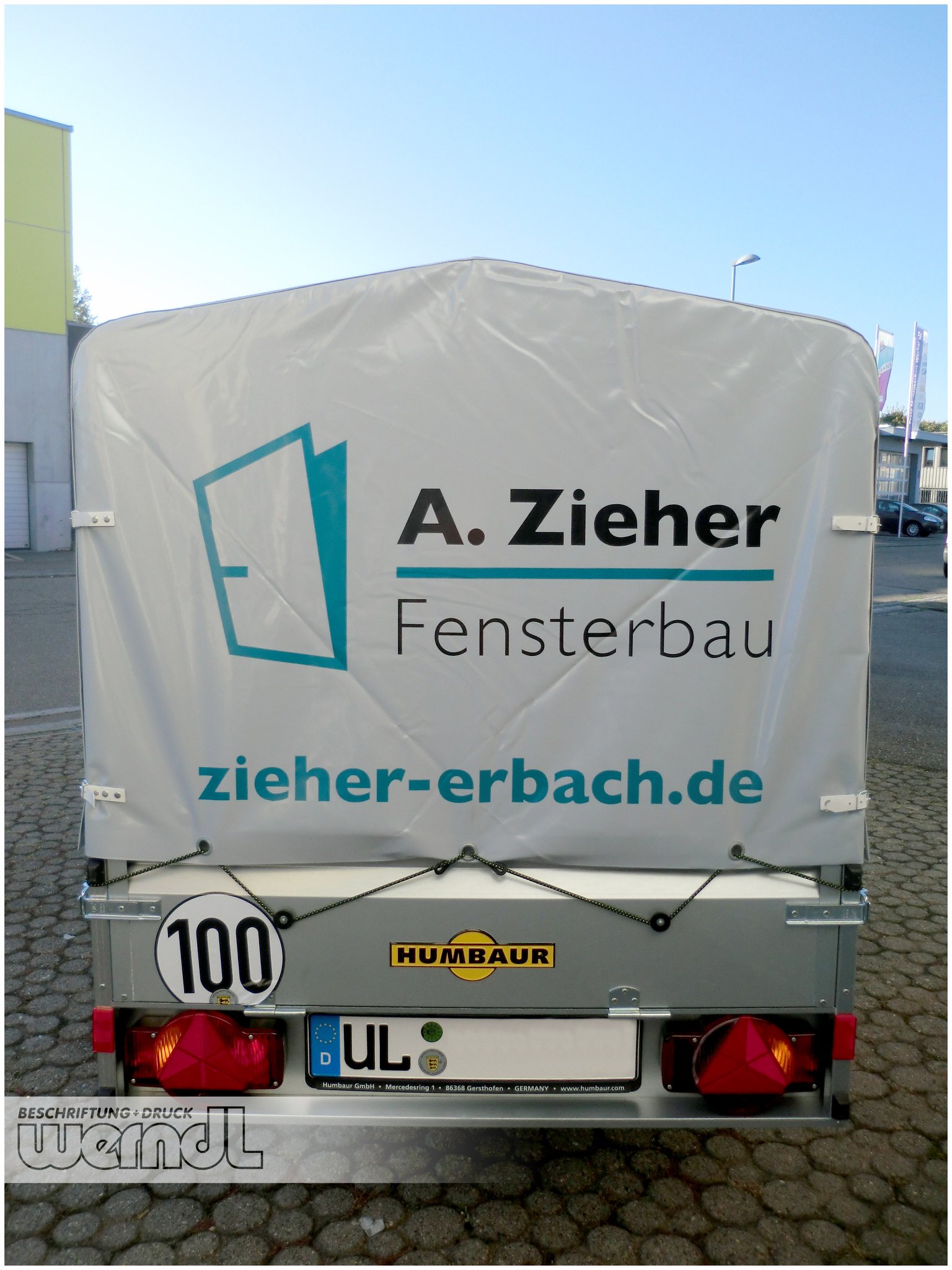 Anhänger mit Planenaufbau