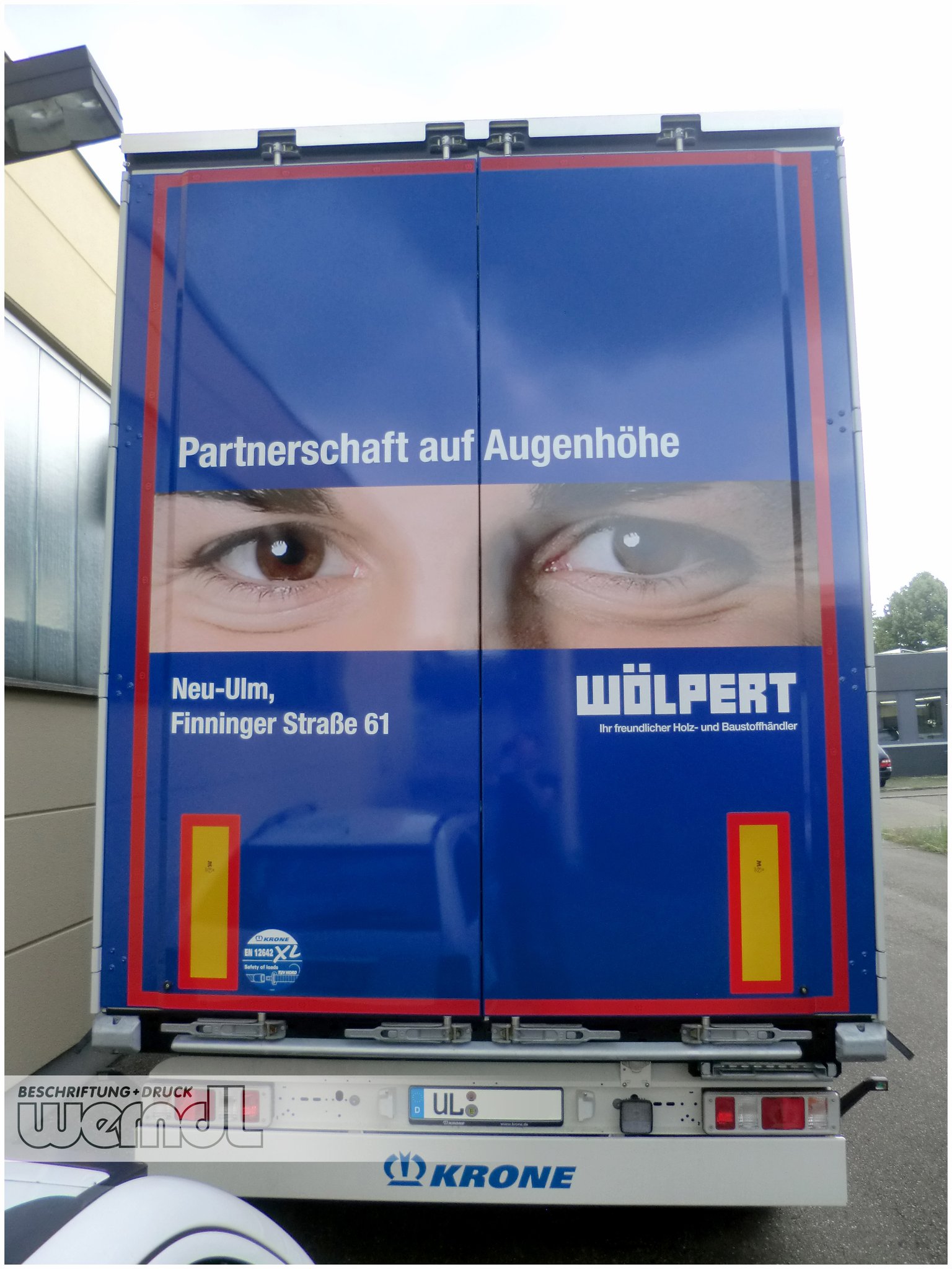 Hängerzug mit Plane