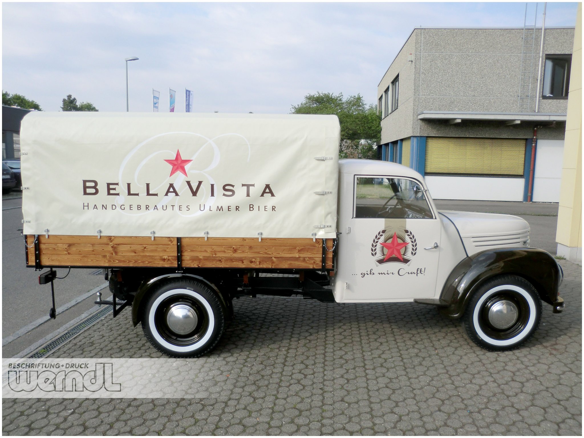 Oldtimer mit Planenaufbau